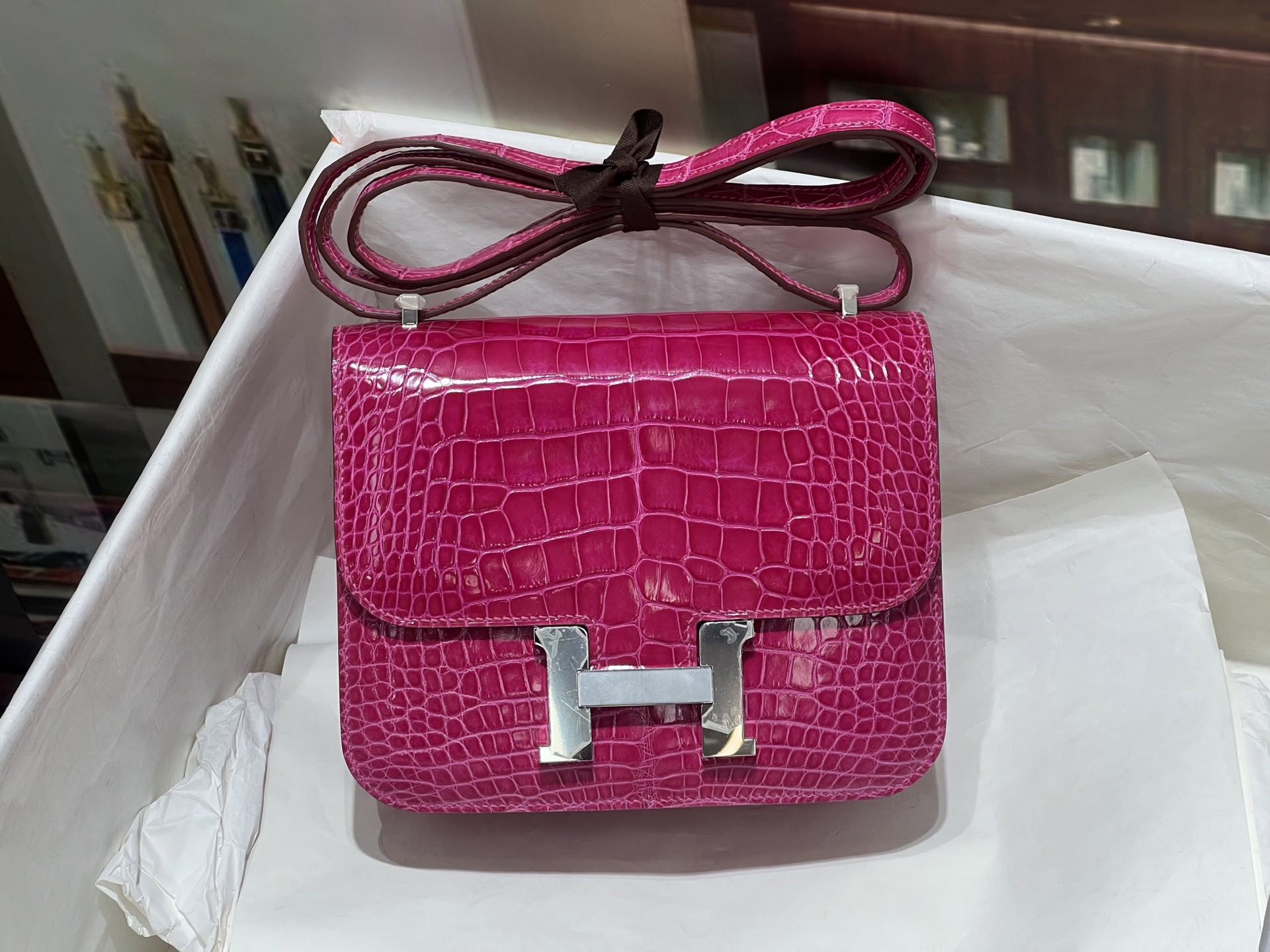 NO:851606,Kangkang 19CM. Silver buckle!  Imported American crocodile, high-gloss crocodile leather, top-grade wax thread, purely hand-sewn!  Real shot texture,Hermes,hermes,crocodile skin,Hermes,19860909康康19CM.银扣！ 进口美洲鳄,高光鳄鱼皮,顶级蜡线纯手工缝制！实拍纹理,爱马仕,hermes,crocodile skin,Hermes,,Bag