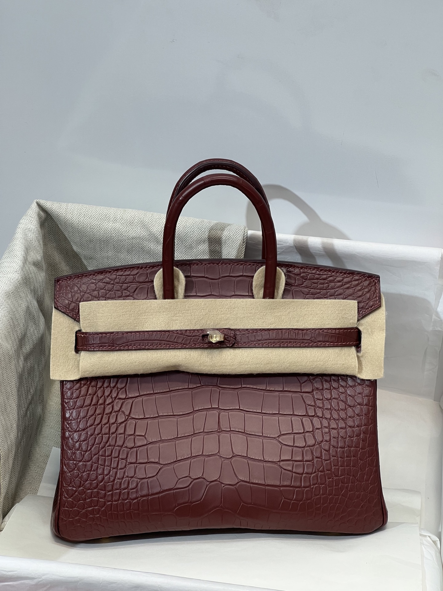 NO:700740,Platinum 25CM. Gold buckle, imported American crocodile belly material, 3 fishes on the Z version, sheepskin lining, full set of hand-made nails, top-notch hand-stitching technology, full stitching inside and outside, Hermes, hermes, sheepskin, Hermes,19860909铂金25CM. 金扣  进口美洲鳄正肚皮开料,3条鱼对版Z 羊皮内里,全套手工钉,顶级手缝工艺,里外全缝,爱马仕,hermes,sheepskin,Hermes,,Bag