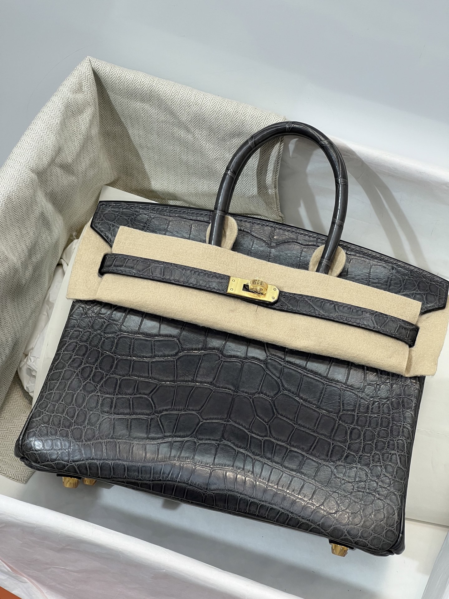 NO:700741,Platinum 25CM. Gold buckle, graphite gray, imported American crocodile belly material, 3 fishes on the Z version, sheepskin lining, full set of hand-made nails, top-notch hand-stitching technology, full stitching inside and outside, Hermes, hermes, sheepskin, Hermes,19860909铂金25CM. 金扣 石墨灰  进口美洲鳄正肚皮开料,3条鱼对版Z 羊皮内里,全套手工钉,顶级手缝工艺,里外全缝,爱马仕,hermes,sheepskin,Hermes,,Bag