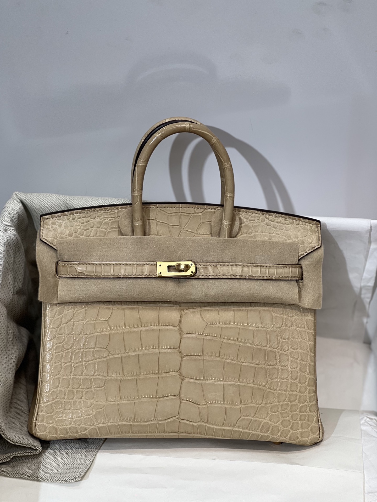 NO:700743,Platinum 25CM. Gold buckle, windbreaker gray, imported American crocodile belly material, 3 fish Z pattern, pure water dyed leather, sheepskin lining, full set of hand-stitched, top-notch hand-stitching technology, fully sewn inside and outside, Hermes, hermes, sheepskin, Hermes,19860909铂金25CM. 金扣 风衣灰 进口美洲鳄正肚皮开料,3条鱼对版Z ,纯水染皮料,羊皮内里,全套手工钉,顶级手缝工艺,里外全缝,爱马仕,hermes,sheepskin,Hermes,,Bag