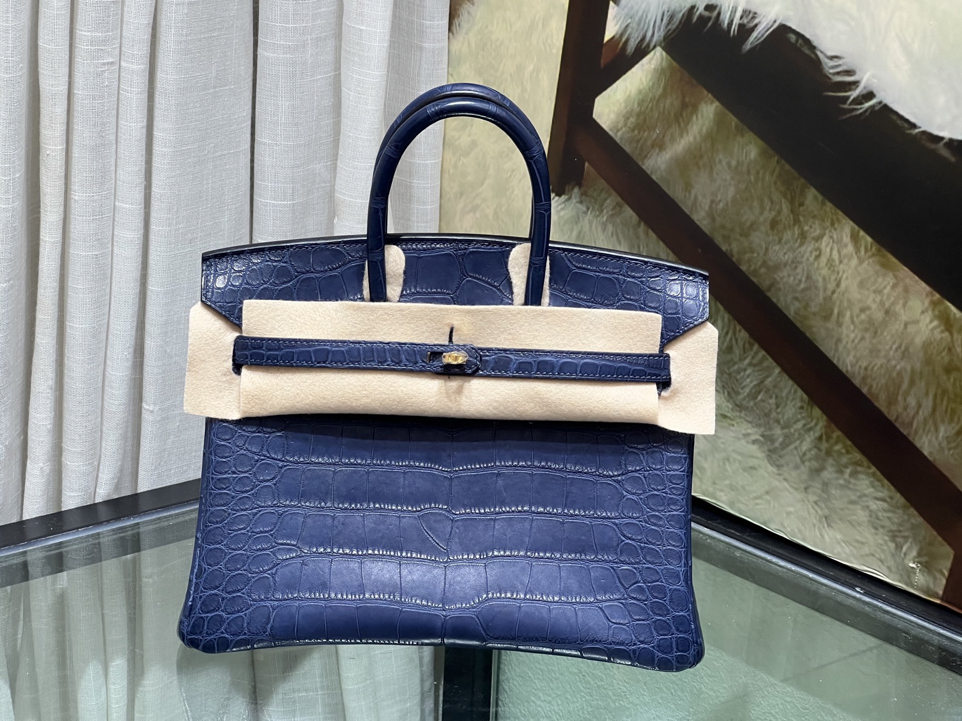 NO:700745,Platinum 25CM. Gold buckle, sapphire blue, imported American crocodile belly material, 3 fishes on the Z version, pure water dyed leather, sheepskin lining, full set of hand-made nails, top-notch hand-stitching technology, full stitching inside and outside, Hermes, hermes, sheepskin, Hermes,19860909铂金25CM. 金扣 宝蓝色 进口美洲鳄正肚皮开料,3条鱼对版Z ,纯水染皮料,羊皮内里,全套手工钉,顶级手缝工艺,里外全缝,爱马仕,hermes,sheepskin,Hermes,,Bag