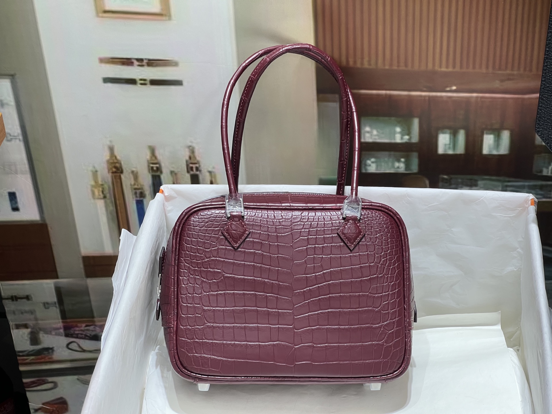 NO:811966,Mini lum in stock imported water-dyed Nile crocodile 20CM. Feather bag!  The appearance design is simple and elegant, but in fact it has a large capacity, is easy to match and fashionable!  ,Hermes,hermes,Hermes,19860909Mini lum 现货 进口水染尼罗鳄 20CM. 羽毛包！外观设计简单大方,实则容量大,好搭又时尚！,爱马仕,hermes,Hermes,,Bag