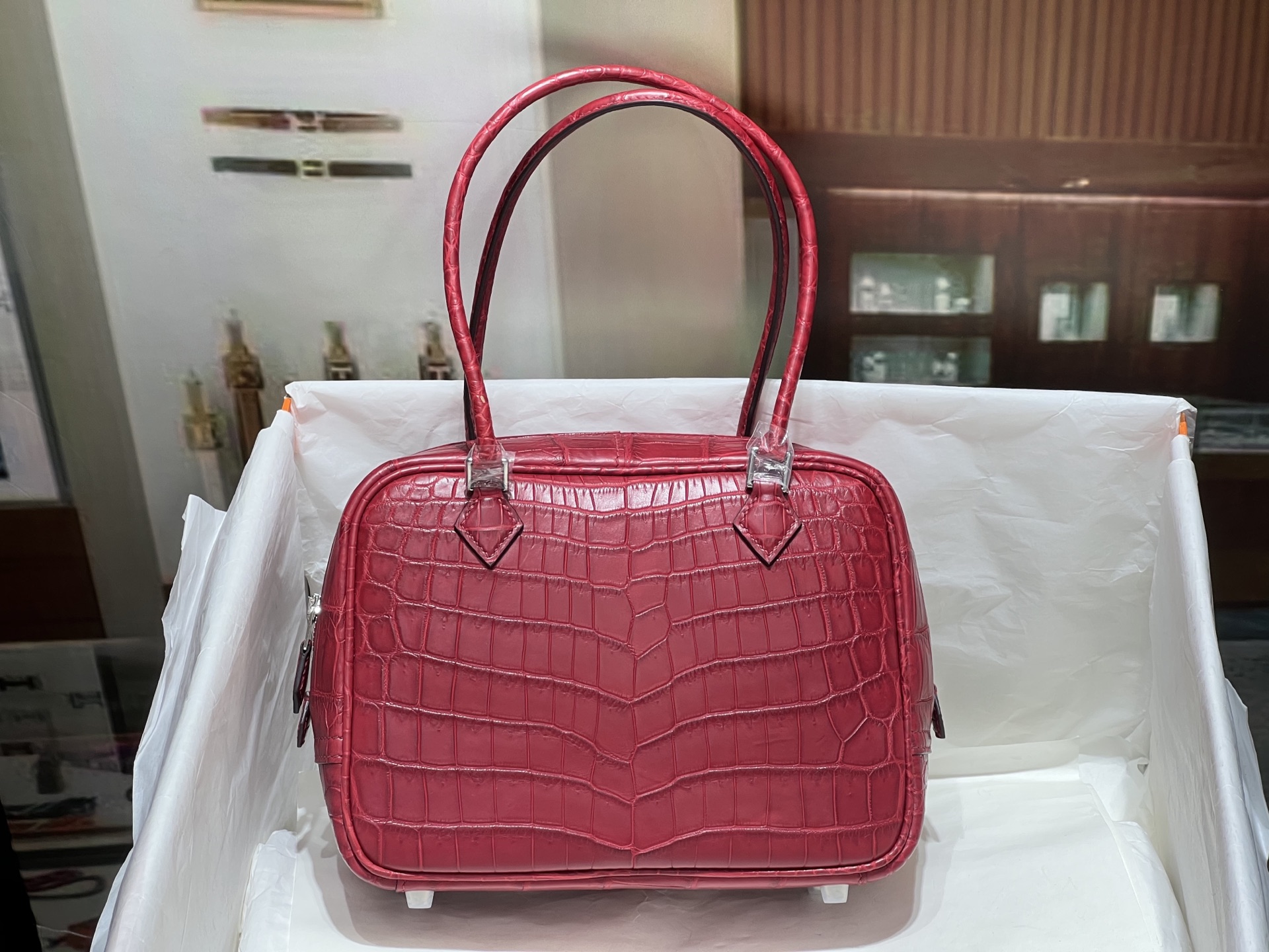 NO:697924,Mini lum in stock imported water-dyed Nile crocodile 20CM. Feather bag!  The appearance design is simple and elegant, but in fact it has a large capacity, is easy to match and fashionable!  ,Hermes,hermes,Hermes,19860909Mini lum 现货 进口水染尼罗鳄 20CM. 羽毛包！外观设计简单大方,实则容量大,好搭又时尚！,爱马仕,hermes,Hermes,,Bag
