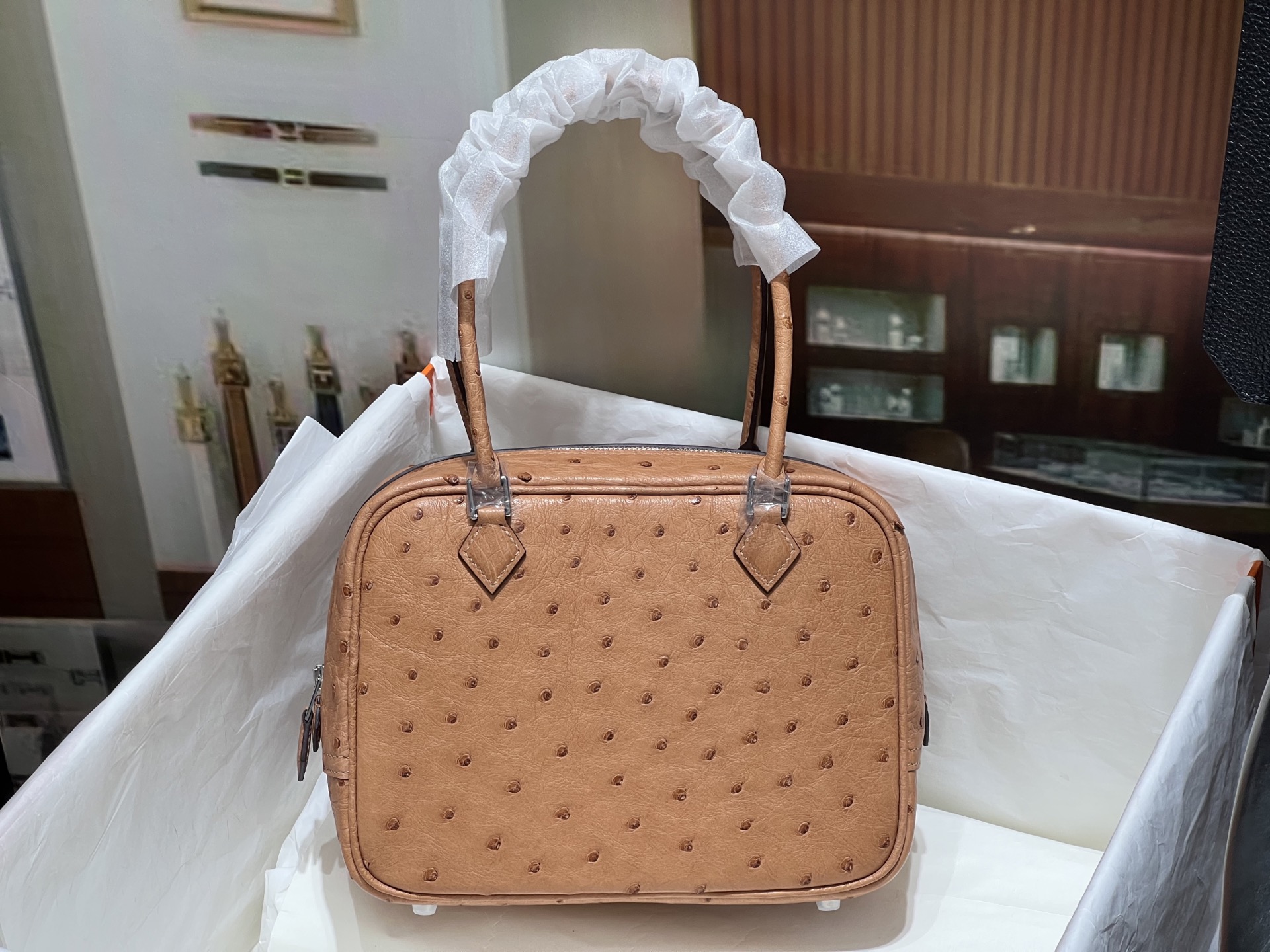 NO:697930,Mini lum in stock ostrich skin imported from South Africa 20CM. Feather bag!  The appearance design is simple and elegant, but in fact it has a large capacity, is easy to match and fashionable!  ,Hermes,hermes,ostrich skin,Hermes,19860909Mini lum 现货 南非进口鸵鸟皮 20CM. 羽毛包！外观设计简单大方,实则容量大,好搭又时尚！,爱马仕,hermes,ostrich skin,Hermes,,Bag