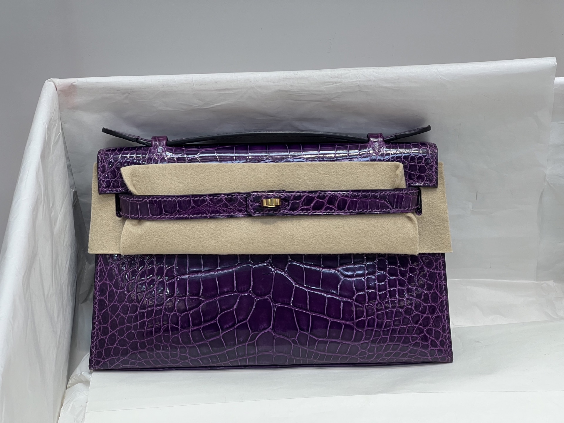 NO:851327,Purple gold buckle Kelly Generation 22CM. Made of imported high-gloss American crocodile, three pieces of leather, imported sheepskin lining from Italy, top hand sewing, full set of hand-made nails, real-shot texture, Hermes, hermes, sheepskin, Hermes,19860909紫色金扣 凯莉一代22CM.进口高光美洲鳄制作,三张皮对版开料,意大利进口羊皮内里,顶级手缝 全套手工钉 实拍现货纹理,爱马仕,hermes,sheepskin,Hermes,,Bag