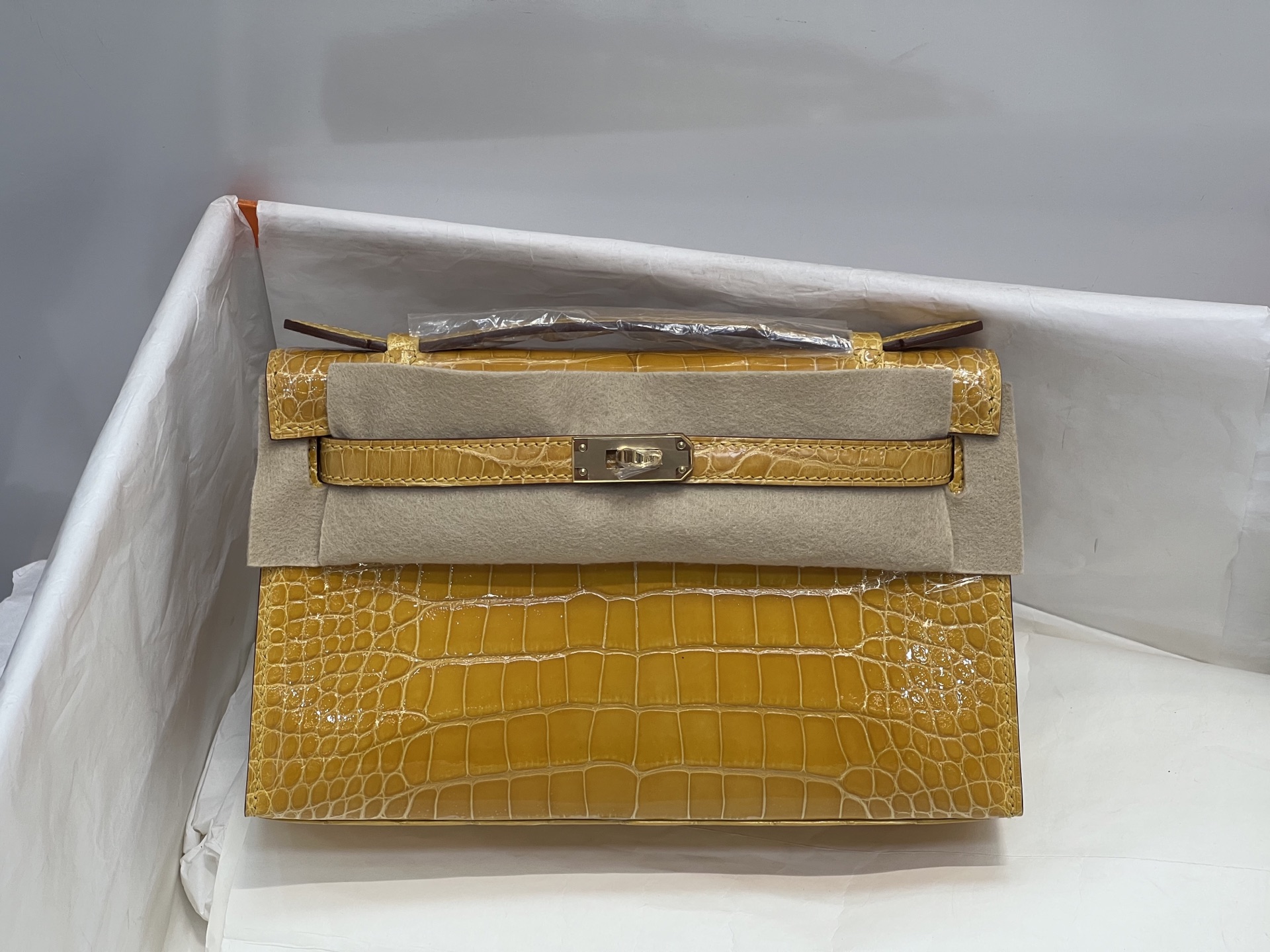 NO:851337,Gold buckle, the side is also a straight belly, Kelly Generation 22CM. Made of imported high-gloss American crocodile, three pieces of leather cut on the same version, imported Italian sheepskin lining, top-grade hand-stitching, full set of hand-stitched, real-shot texture, Hermes, hermes, sheepskin, Hermes,19860909金扣 侧边也是正肚 凯莉一代22CM.进口高光美洲鳄制作,三张皮对版开料,意大利进口羊皮内里,顶级手缝 全套手工钉 实拍现货纹理,爱马仕,hermes,sheepskin,Hermes,,Bag
