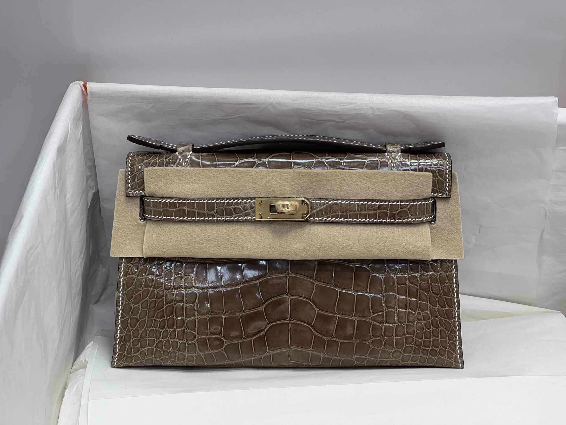 NO:851399,Kelly first generation 22CM. Tobacco color, white thread, imported high-gloss American crocodile production, plate cutting, Italian imported sheepskin lining, top hand sewing, full set of hand-made nails, real-shot spot texture, Hermes, hermes, sheepskin, Hermes,19860909凯丽一代22CM.烟草色 白线 进口高光美洲鳄制作,对版开料,意大利进口羊皮内里,顶级手缝 全套手工钉 实拍现货纹理,爱马仕,hermes,sheepskin,Hermes,,Bag