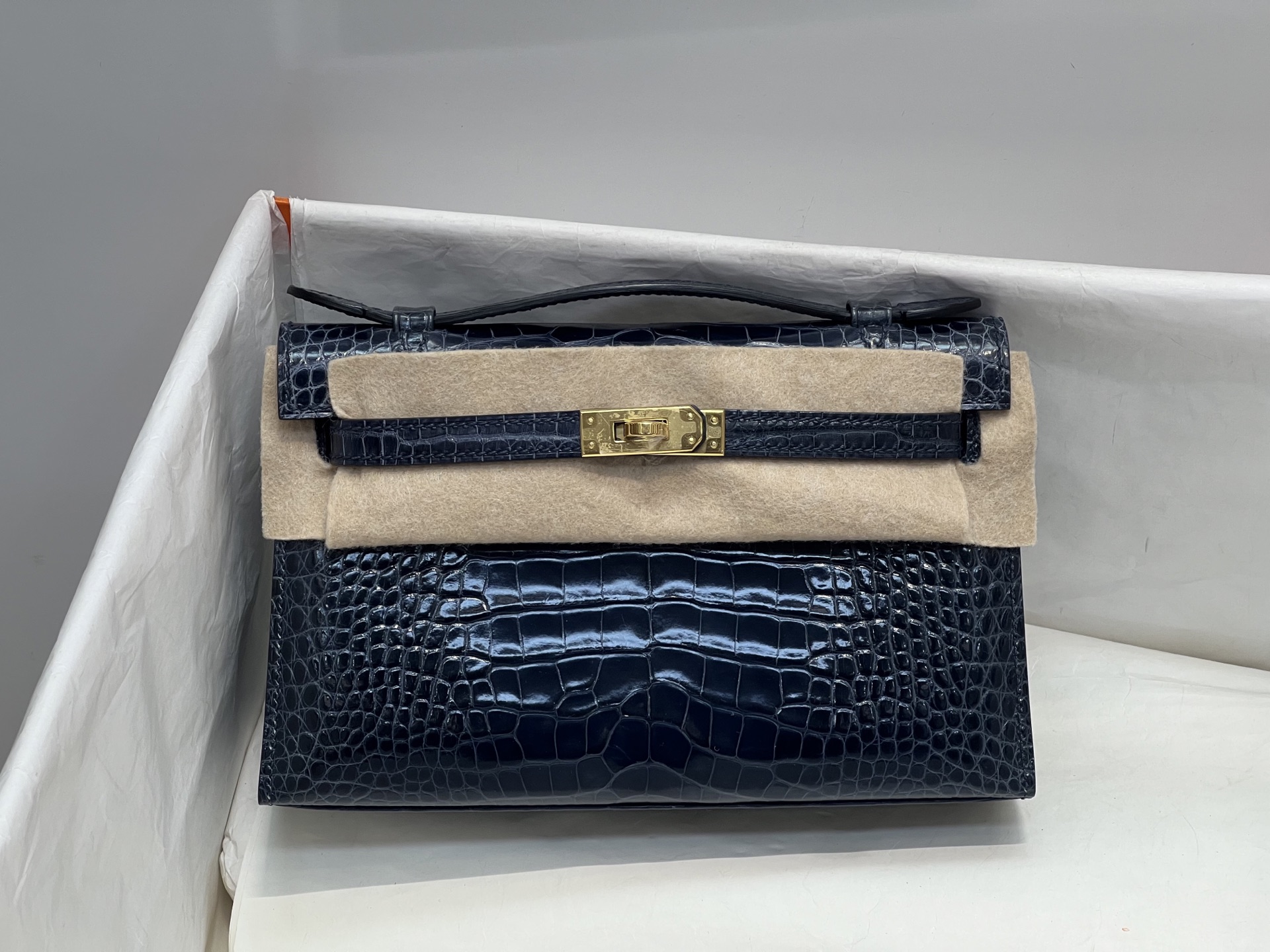 NO:851344,Kelly Generation 22CM. Sapphire blue gold buckle. Made of imported high-gloss American crocodile. Cutting material. Sheepskin lining imported from Italy. Top-quality hand-stitching. Real-life texture. Hermes, hermes, sheepskin, Hermes,19860909凯丽一代22CM.宝蓝金扣 进口高光美洲鳄制作,对版开料,意大利进口羊皮内里,顶级手缝 实拍现货纹理,爱马仕,hermes,sheepskin,Hermes,,Bag