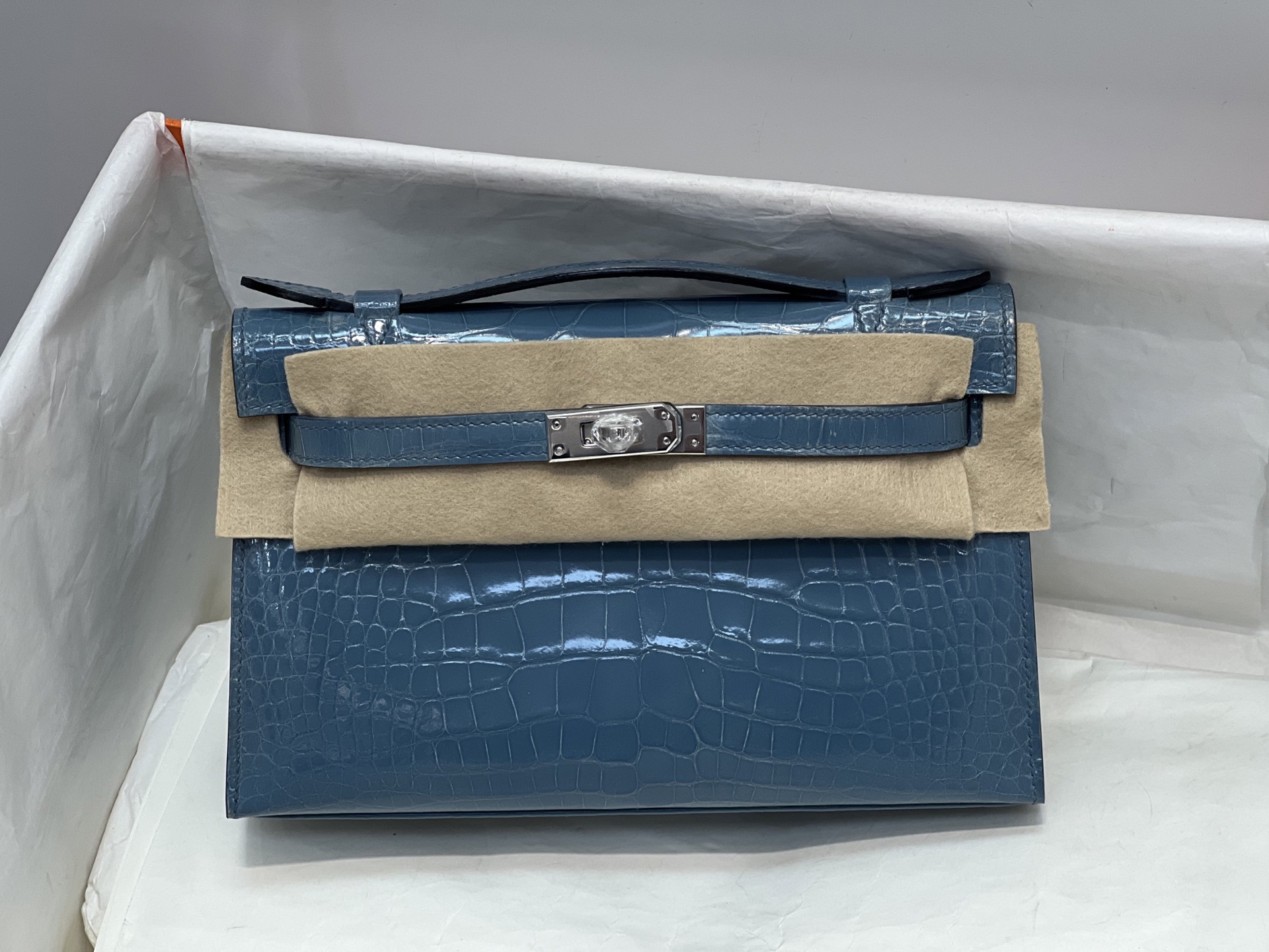 NO:851362,Kaili first generation 22CM. Made of imported high-gloss American crocodile, pattern cutting, Italian imported sheepskin lining, top-grade hand sewing, full set of hand-made nails, real-shot texture, Hermes, hermes, sheepskin, Hermes,19860909凯丽一代22CM. 进口高光美洲鳄制作,对版开料,意大利进口羊皮内里,顶级手缝 全套手工钉 实拍现货纹理,爱马仕,hermes,sheepskin,Hermes,,Bag