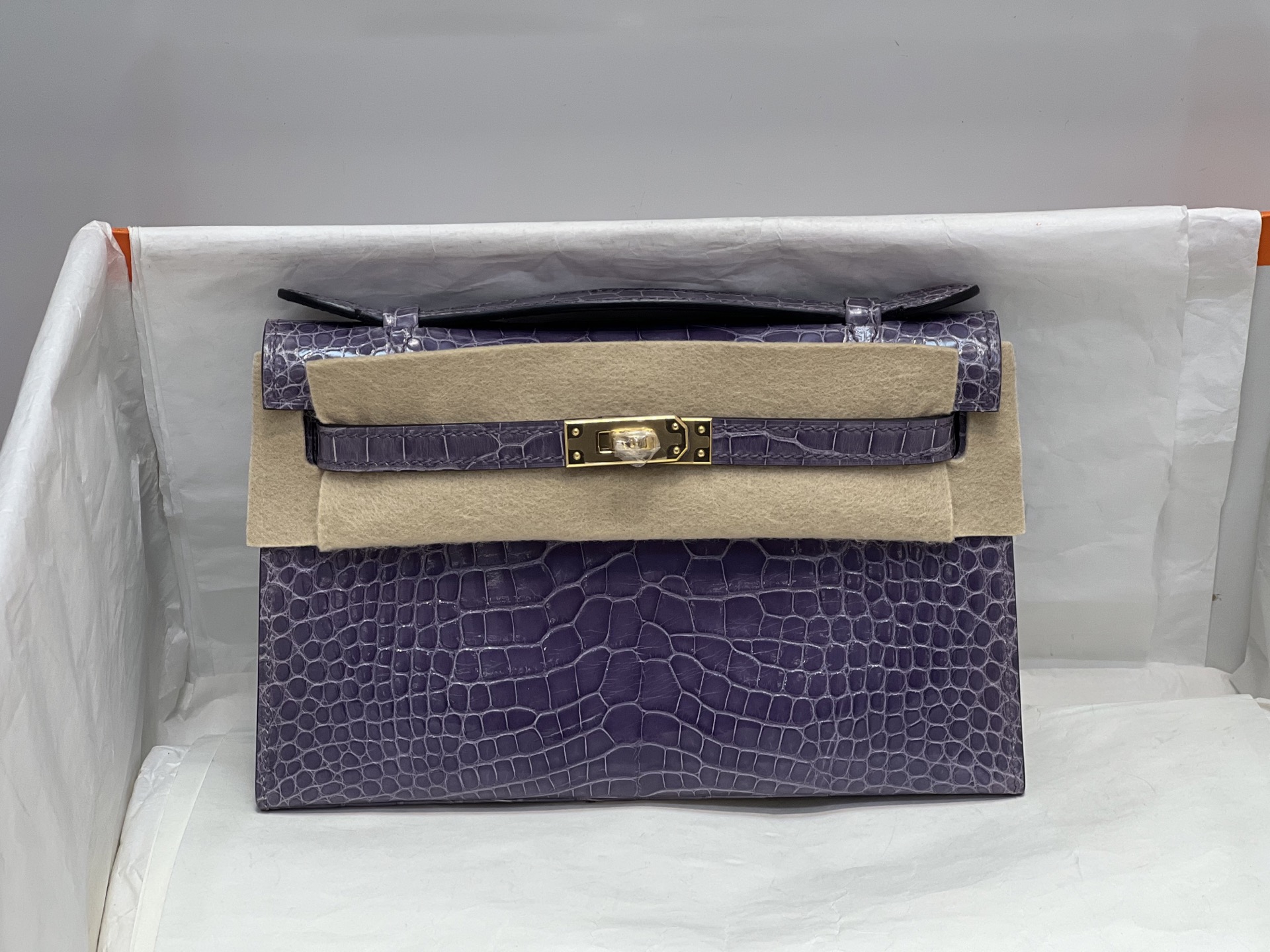 NO:851354,Kelly Generation 22CM. Made of imported high-gloss American crocodile, pattern cutting, sheepskin lining imported from Italy, top-grade hand-stitching, full set of hand-made nails, real-shot texture, Hermes, hermes, sheepskin, Hermes,19860909凯莉一代22CM. 进口高光美洲鳄制作,对版开料,意大利进口羊皮内里,顶级手缝 全套手工钉 实拍现货纹理,爱马仕,hermes,sheepskin,Hermes,,Bag