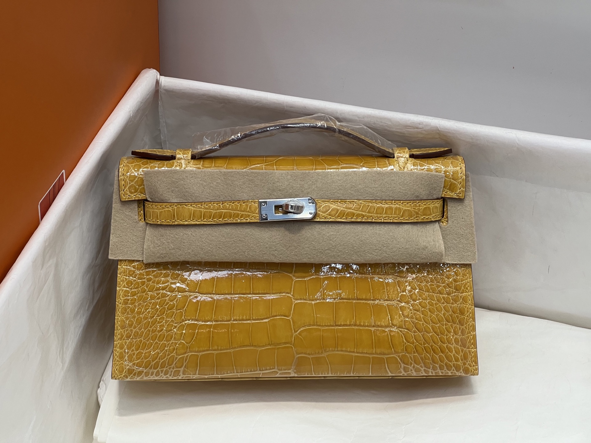 NO:851389,Kelly Generation 22CM. Amber yellow silver buckle made of imported high-gloss American crocodile, pattern cutting, Italian imported sheepskin lining, top hand sewing, full set of hand-made nails, real-shot spot texture, Hermes, hermes, sheepskin, Hermes,19860909凯莉一代22CM.琥珀黄 银扣进口高光美洲鳄制作,对版开料,意大利进口羊皮内里,顶级手缝 全套手工钉 实拍现货纹理,爱马仕,hermes,sheepskin,Hermes,,Bag