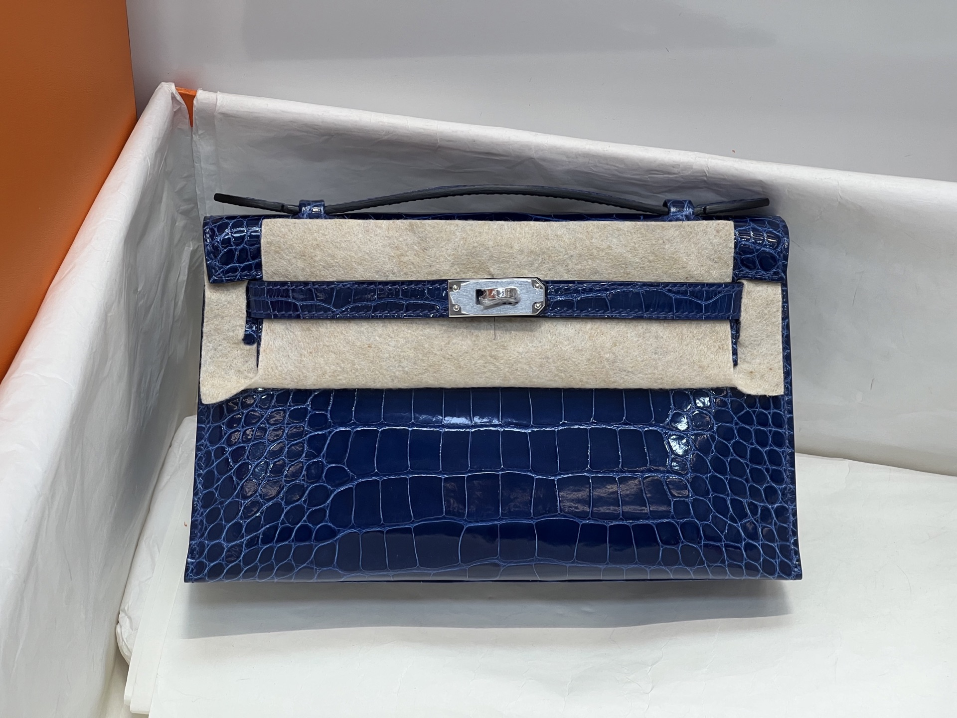 NO:851265,Kelly Generation 22CM. Made of imported high-gloss American crocodile, pattern cutting, Italian imported sheepskin lining, top-grade hand-stitching, full set of hand-made nails, real-shot texture, Hermes, hermes, sheepskin, Hermes,19860909凯莉一代22CM.进口高光美洲鳄制作,对版开料,意大利进口羊皮内里,顶级手缝 全套手工钉 实拍现货纹理,爱马仕,hermes,sheepskin,Hermes,,Bag