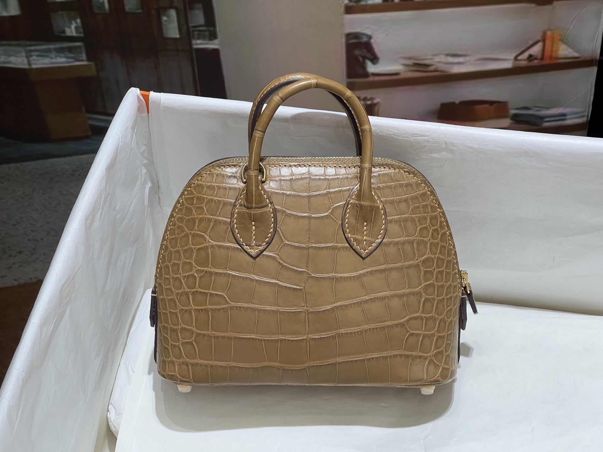 NO:701114,The shiny oily feeling is visible on the hands. Bowling bolid mini size!  Spot hc imported American crocodiles are hand-sewn!  ,Hermes,hermes,Hermes,19860909光泽油脂感上手可见 保龄球 bolid 迷你号！现货hc进口美洲鳄手工缝制！,爱马仕,hermes,Hermes,,Bag