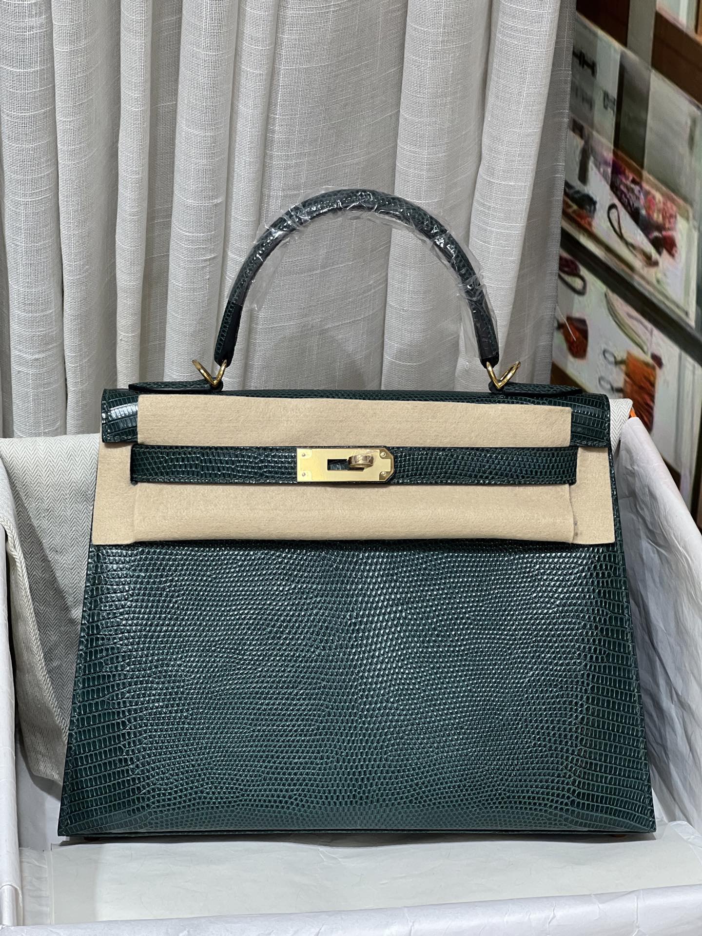 NO:812107,Kelly 28CM. Gold buckle, cypress green, Hc imported lizard, real shot, newly released, version Z, top hand sewing craftsmanship, Hermes, hermes, Hermes,19860909凯丽Kelly 28CM. 金扣 松柏绿 Hc进口蜥蜴实拍现货 新出 对版Z 顶级手缝工艺,爱马仕,hermes,Hermes,,Bag