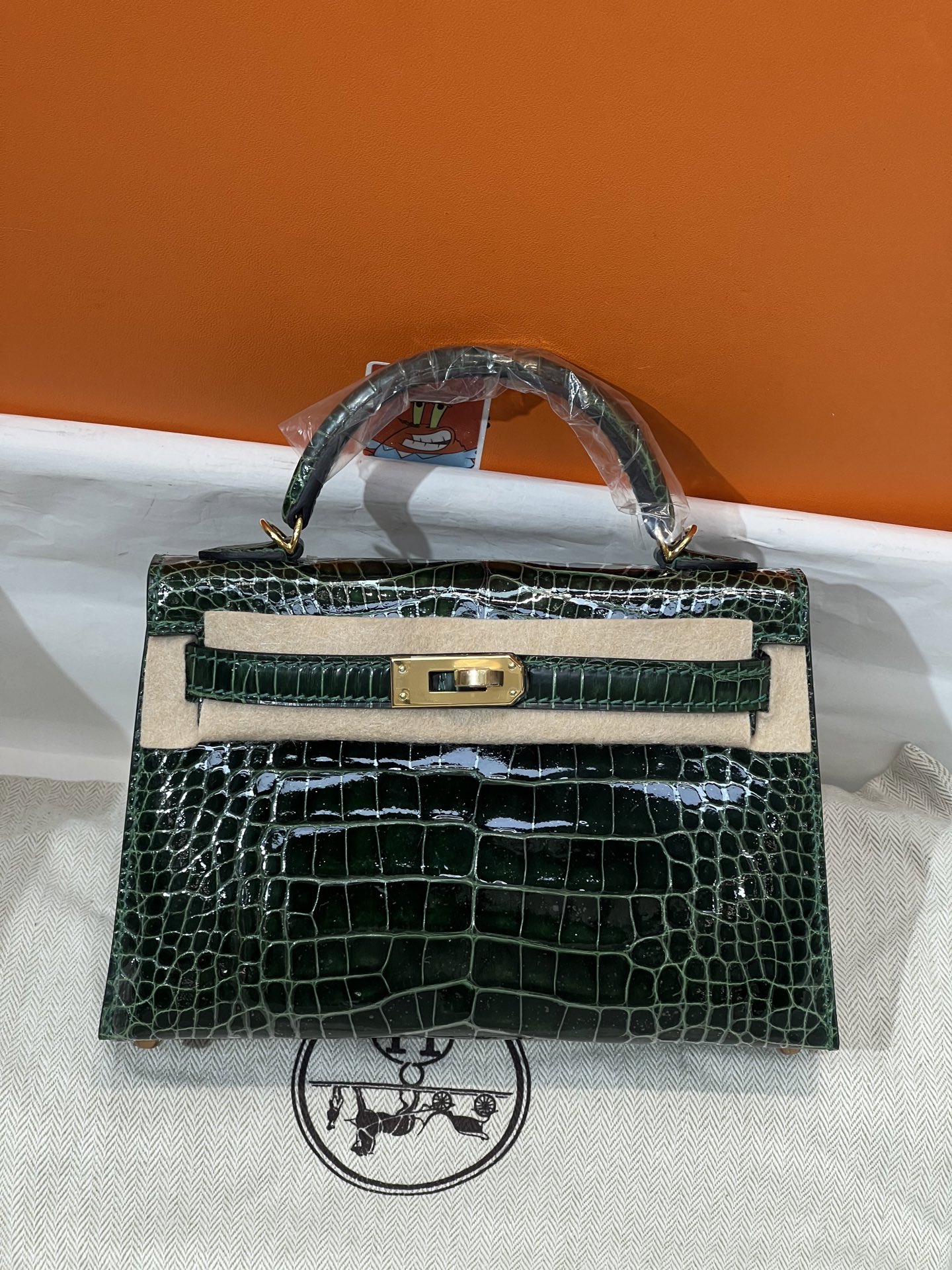 NO:851213,Kelly 2nd Generation 19CM. Made of imported high-gloss American crocodile, pattern cutting, Italian imported sheepskin lining, top-grade hand-stitching, full set of hand-made nails, real-life textures, Hermes, hermes, sheepskin, Hermes,19860909凯莉二代19CM. 进口高光美洲鳄制作,对版开料,意大利进口羊皮内里,顶级手缝 全套手工钉 实拍现货纹理,爱马仕,hermes,sheepskin,Hermes,,Bag