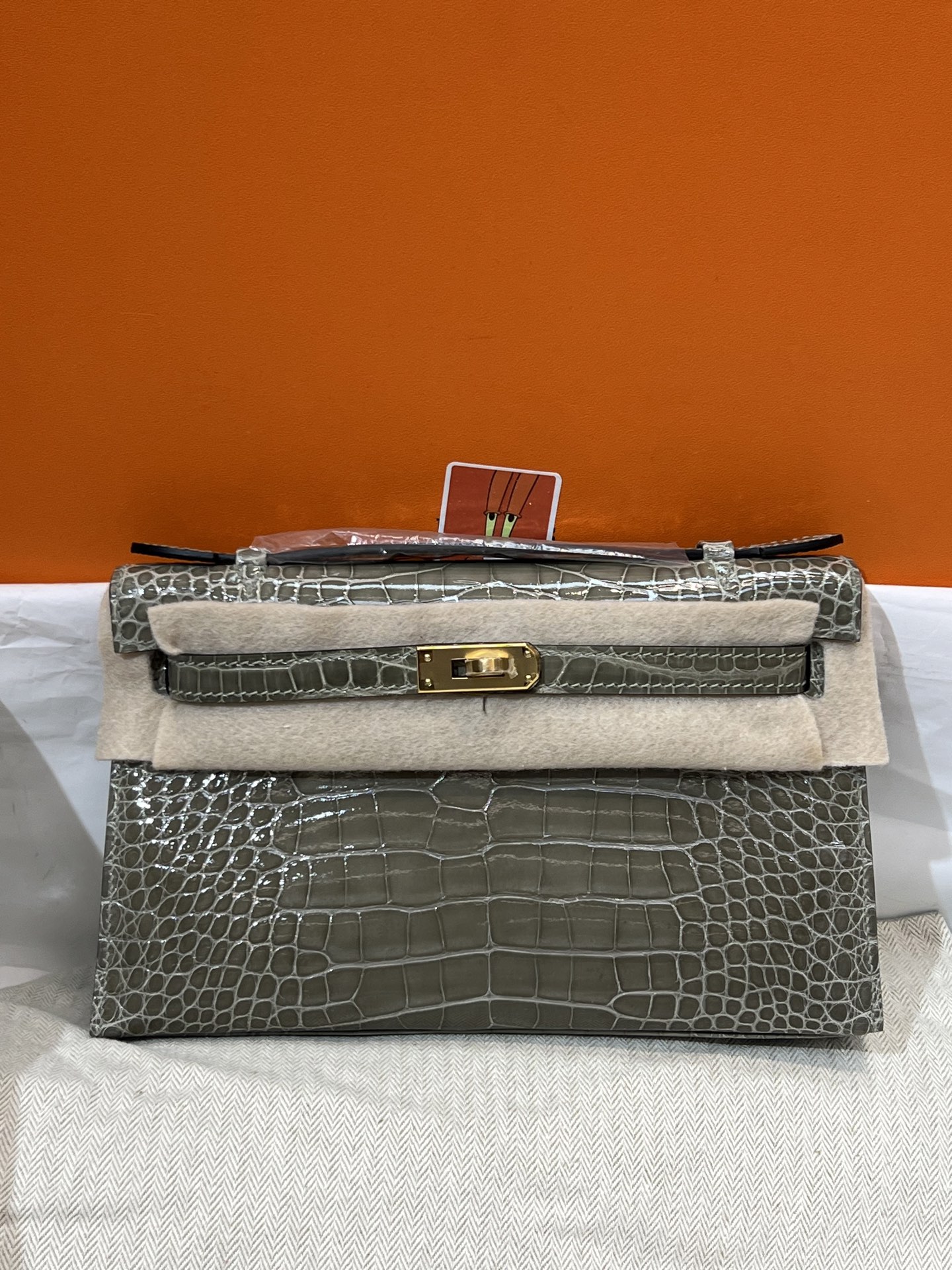 NO:851283,Kelly Generation 22CM. Made of imported high-gloss American crocodile, pattern cutting, Italian imported sheepskin lining, top-grade hand-stitching, full set of hand-made nails, real-shot texture, Hermes, hermes, sheepskin, Hermes,19860909凯莉一代22CM.进口高光美洲鳄制作,对版开料,意大利进口羊皮内里,顶级手缝 全套手工钉 实拍现货纹理,爱马仕,hermes,sheepskin,Hermes,,Bag