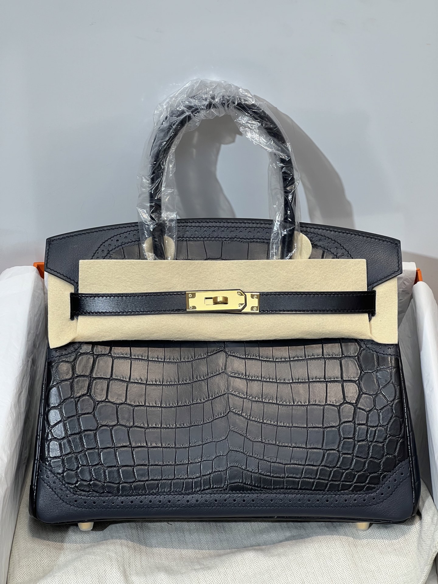 NO:851009,Lace model, platinum 30CM, black crocodile with dark blue swift leather, Hc imported pure water-dyed Nile crocodile, baby-like texture!  Super soft!  3 fishes in stock!  A complete set of hand-made nails and top-notch hand-sewing technology. It is rare to find it. Hermes, hermes, stuart weitzman, Hermes,19860909蕾丝款 铂金30CM 黑色鳄鱼配深蓝色swift皮 Hc进口纯水染尼罗鳄 婴儿般的质感！超级柔软！3条鱼实拍现货！全套手工钉 顶级手工缝制工艺 可遇不可求,爱马仕,hermes,stuart weitzman,Hermes,,Bag