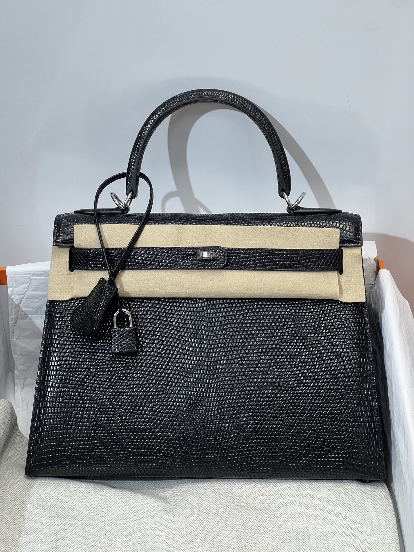 NO:812074,Kelly 28CM. Black silver buckle, lizard skin, real silver buckle, 5 pieces of skin, make a bag, the texture and leather surface are super beautiful, top hand sewing craftsmanship, Hermes, Hermes, Hermes,19860909凯丽28CM.黑色银扣  蜥蜴皮 实拍银扣 5张皮 做一个包 纹理和皮面都超级漂亮 顶级手缝工艺,爱马仕,hermes,Hermes,,Bag