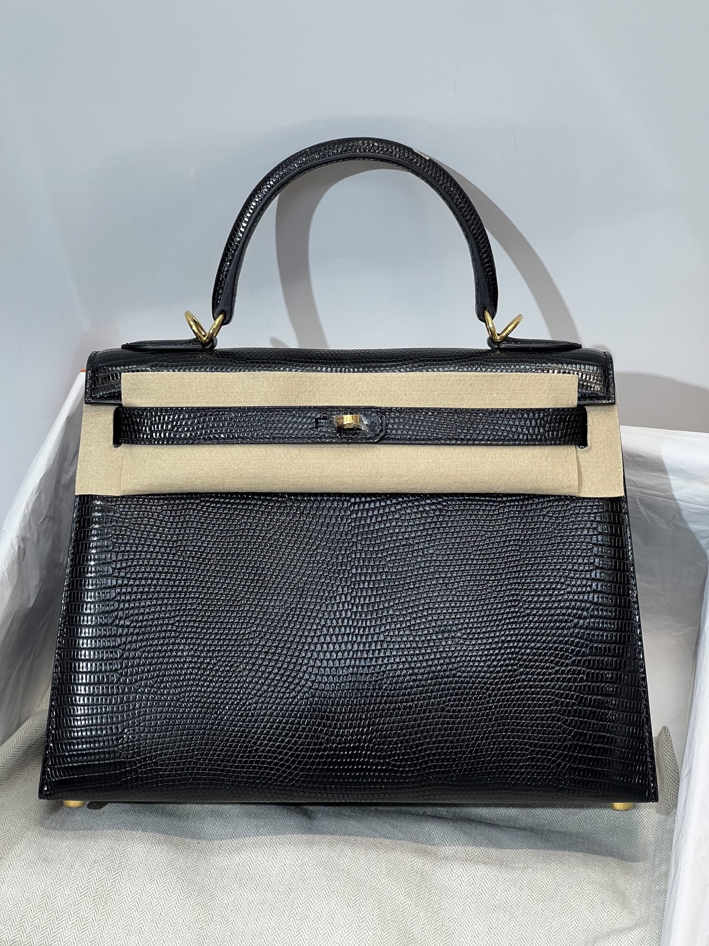 NO:812069,Kelly 28CM. Black gold buckle lizard skin real shot gold buckle 5 pieces of skin to make a bag. The texture and leather surface are super beautiful. Top hand sewing craftsmanship, Hermes, Hermes, Hermes,19860909凯丽28CM.黑色 金扣  蜥蜴皮 实拍金扣 5张皮 做一个包 纹理和皮面都超级漂亮 顶级手缝工艺,爱马仕,hermes,Hermes,,Bag
