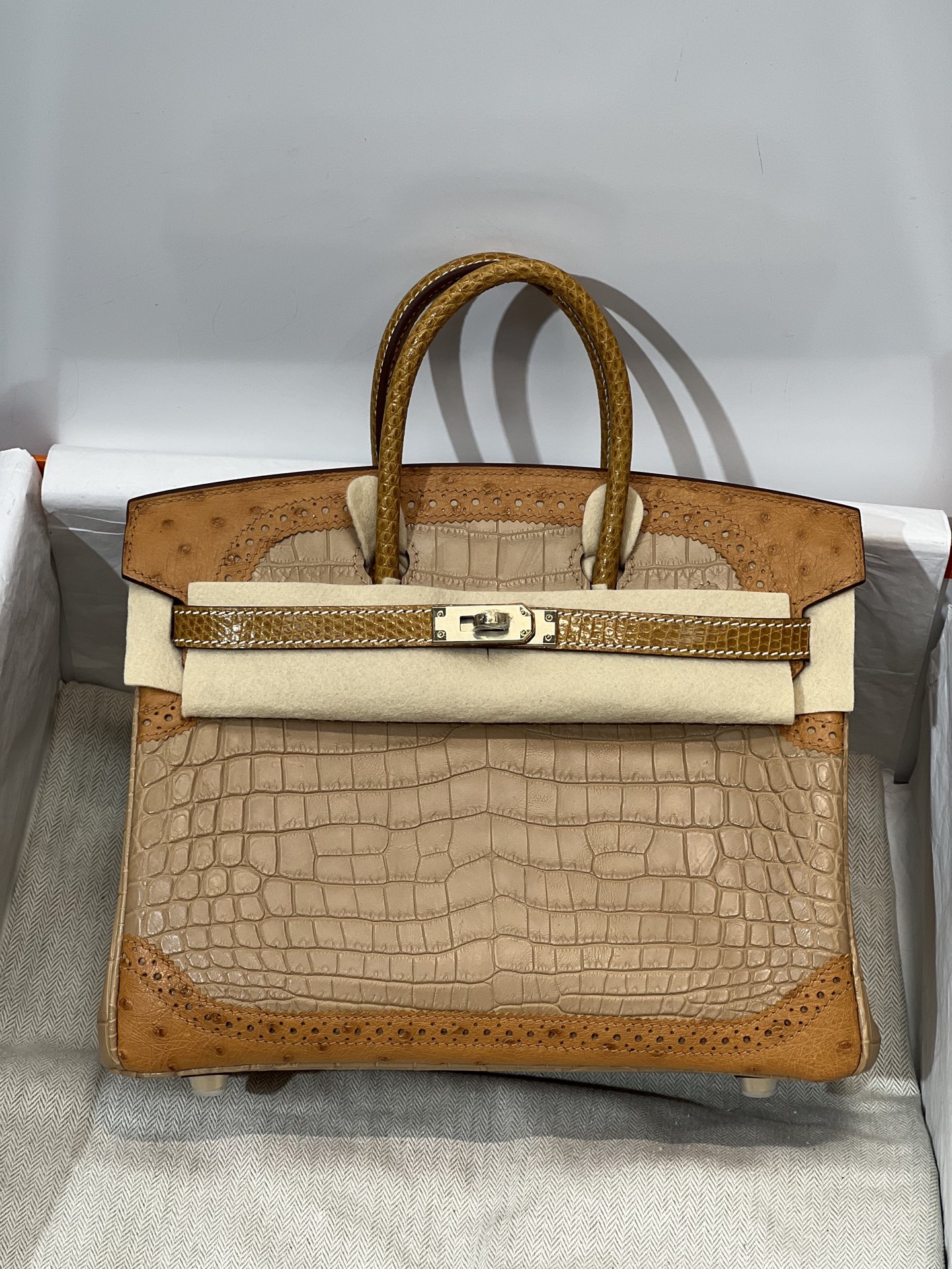NO:851020,Lace model, platinum 25CM Hc imported pure water-dyed Nile crocodile, with KK imported ostrich skin, first-class imported lizard skin, baby-like texture!  Super soft!  3 fishes in stock!  A complete set of hand-made nails and top-level hand-sewing technology. It is rare to find it. Hermes, hermes, ostrich skin, Hermes,19860909蕾丝款 铂金25CM Hc进口纯水染尼罗鳄 搭配kk进口鸵鸟皮 ,一级进口蜥蜴皮 婴儿般的质感！超级柔软！3条鱼实拍现货！全套手工钉 顶级手工缝制工艺 可遇不可求,爱马仕,hermes,ostrich skin,Hermes,,Bag
