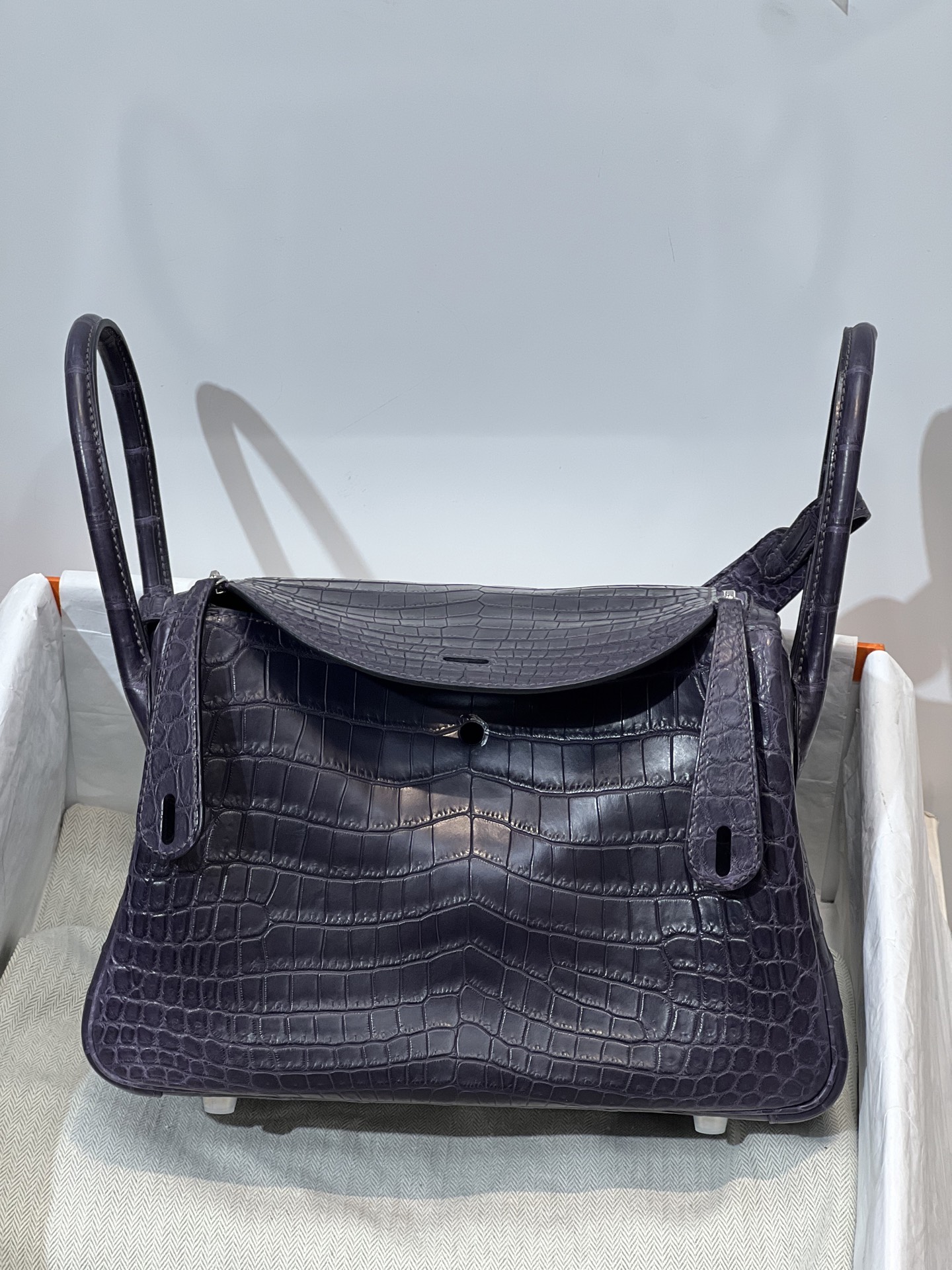 NO:717863,Lindy 26CM. In stock Hc imported pure water-dyed Nile crocodile, original leather, three pieces of leather cut out, hand-sewn with wax thread!  Pure steel hardware!  Full set of handmade nails,Hermes,hermes,Hermes,19860909琳迪26CM.现货 Hc进口纯水染尼罗鳄 ,原厂皮 三张皮开料 蜡线手工缝制！纯钢五金！全套手工钉,爱马仕,hermes,Hermes,,Bag