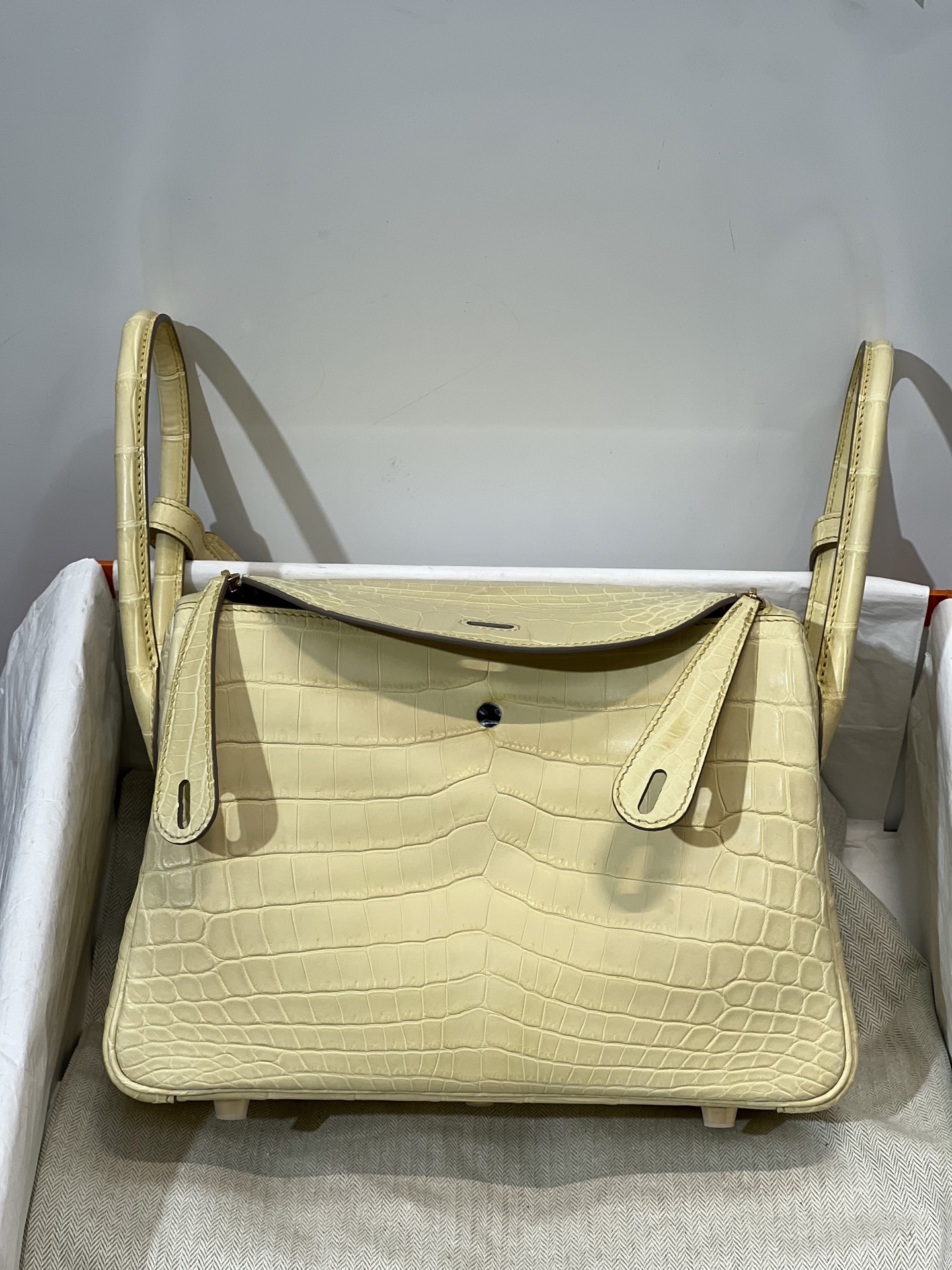 NO:717861,Lindy 26CM. In stock Hc imported pure water-dyed Nile crocodile, original leather, three pieces of leather cut out, hand-sewn with wax thread!  Pure steel hardware!  Full set of handmade nails,Hermes,hermes,Hermes,19860909琳迪26CM.现货 Hc进口纯水染尼罗鳄 ,原厂皮 三张皮开料 蜡线手工缝制！纯钢五金！全套手工钉,爱马仕,hermes,Hermes,,Bag