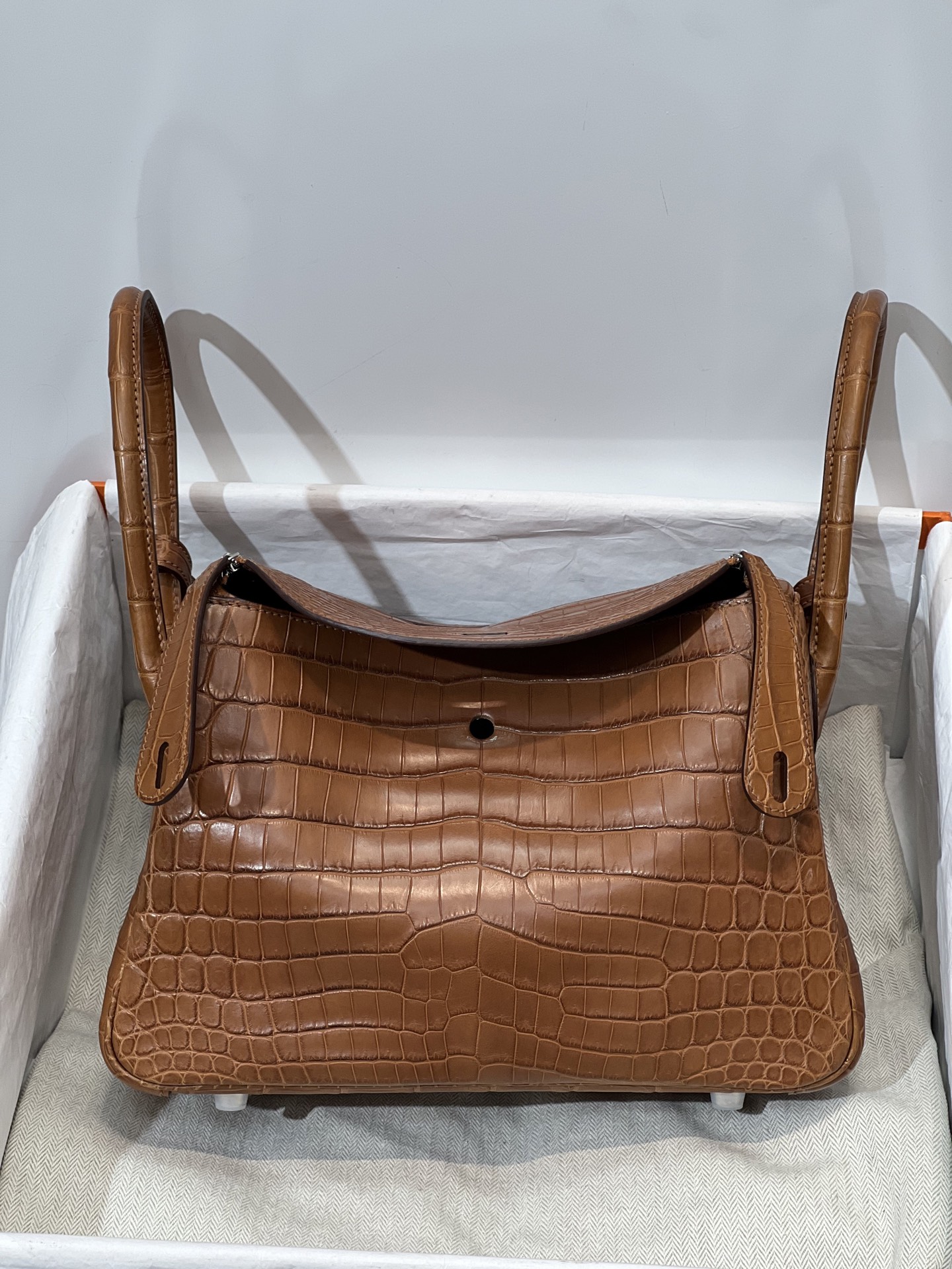 NO:717867,Lindy 26CM. In stock Hc imported pure water-dyed Nile crocodile, original leather, three pieces of leather cut out, hand-sewn with wax thread!  Pure steel hardware!  Full set of handmade nails,Hermes,hermes,Hermes,19860909琳迪26CM.现货 Hc进口纯水染尼罗鳄 ,原厂皮 三张皮开料 蜡线手工缝制！纯钢五金！全套手工钉 钉,爱马仕,hermes,Hermes,,Bag