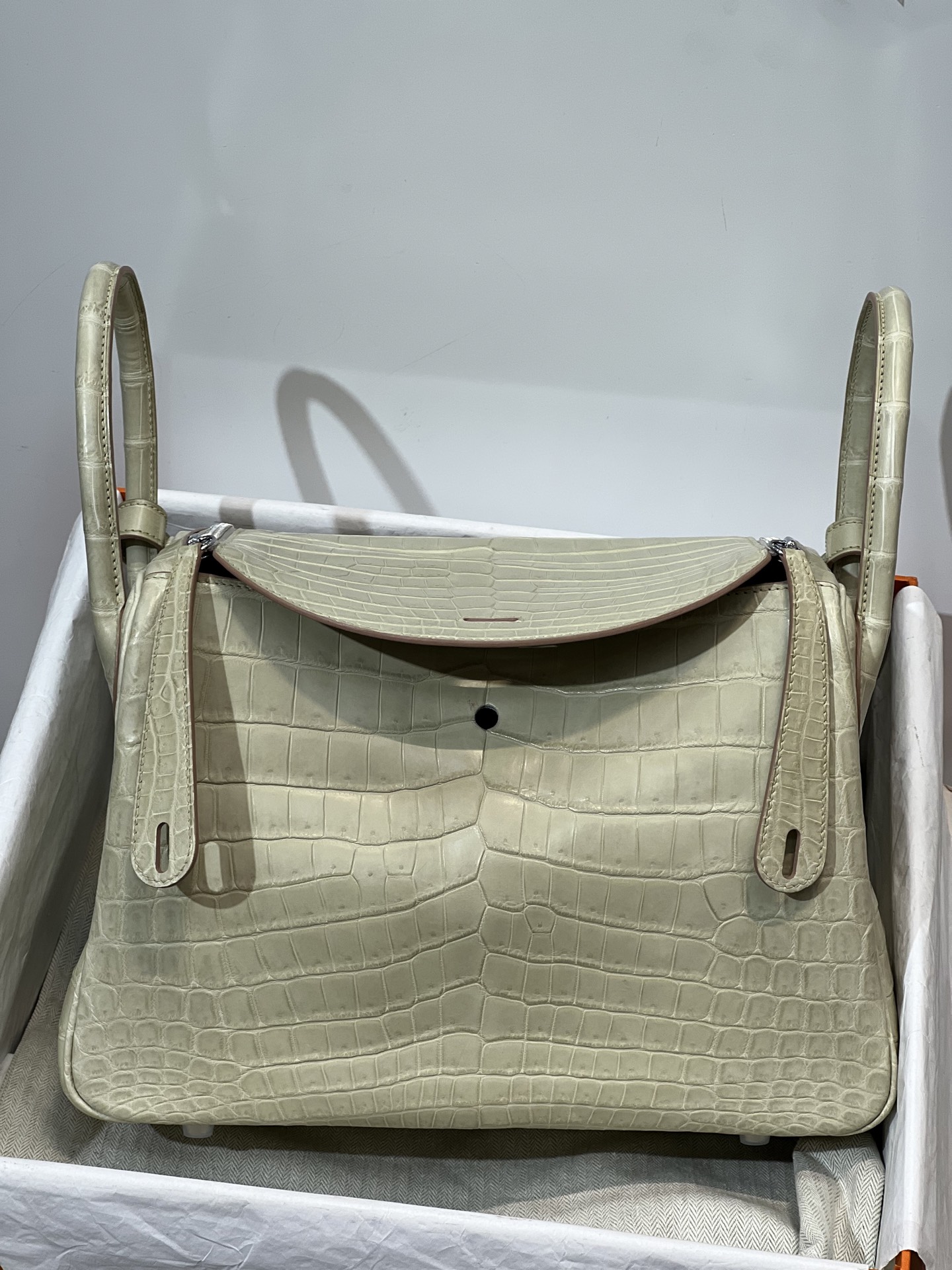 NO:717864,Lindy 30CM. In stock Hc imported pure water-dyed Nile crocodile, original leather, three pieces of leather cut out, hand-sewn with wax thread!  Pure steel hardware!  Full set of handmade nails,Hermes,hermes,Hermes,19860909琳迪30CM.现货 Hc进口纯水染尼罗鳄 ,原厂皮 三张皮开料 蜡线手工缝制！纯钢五金！全套手工钉,爱马仕,hermes,Hermes,,Bag