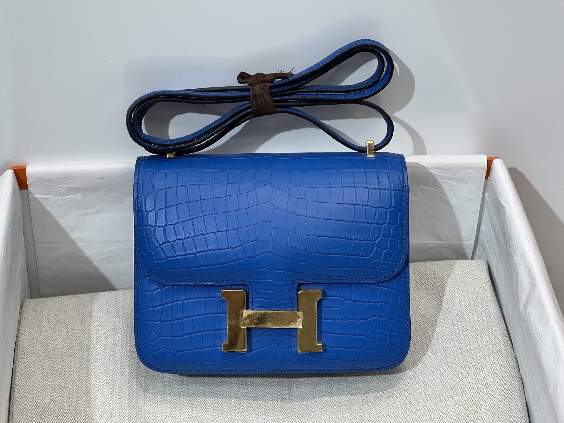 NO:851550,Kangkang 19CM gold buckle, water demon blue, imported Nile crocodile, matte crocodile leather, hand-sewn with top wax thread!  Real shot texture,Hermes,hermes,crocodile skin,Hermes,19860909康康19CM 金扣 水妖蓝 进口尼罗鳄,雾面鳄鱼皮,顶级蜡线手工缝制！实拍纹理,爱马仕,hermes,crocodile skin,Hermes,,Bag