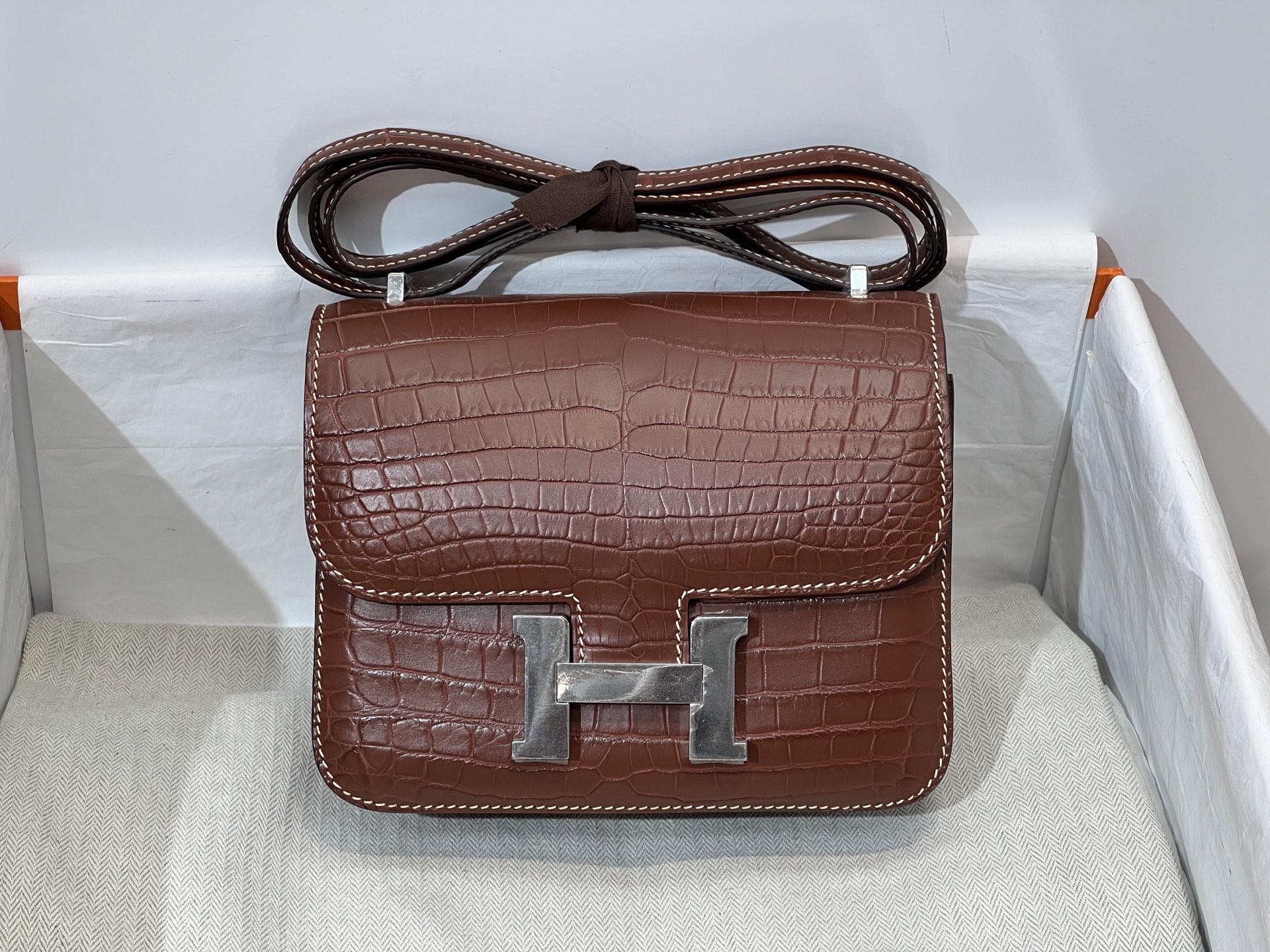 NO:851582,Kangkang 19CM silver buckle, imported Nile crocodile, matte crocodile leather, hand-sewn with top wax thread!  Real shot texture,Hermes,hermes,crocodile skin,Hermes,19860909康康19CM 银扣 进口尼罗鳄,雾面鳄鱼皮,顶级蜡线手工缝制！实拍纹理,爱马仕,hermes,crocodile skin,Hermes,,Bag