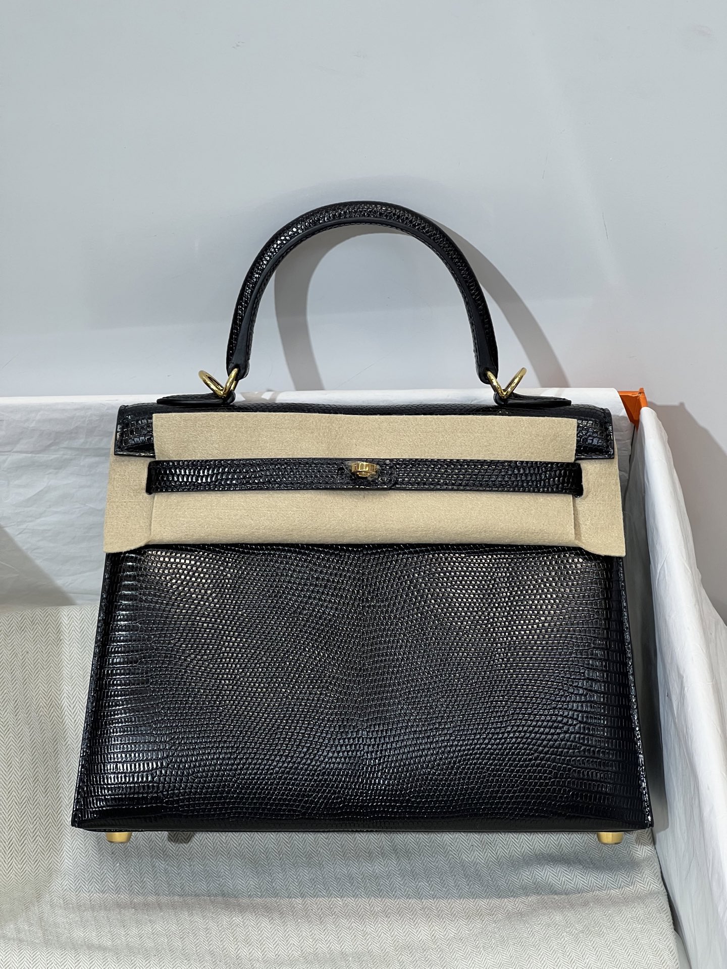 NO:812088,Kelly 25CM. Black gold buckle Hc imported lizard real shot in stock newly released version Z top hand sewing craftsmanship, Hermes, Hermes, Hermes,19860909凯丽Kelly 25CM. 黑色 金扣 Hc进口蜥蜴实拍现货 新出 对版Z 顶级手缝工艺,爱马仕,hermes,Hermes,,Bag