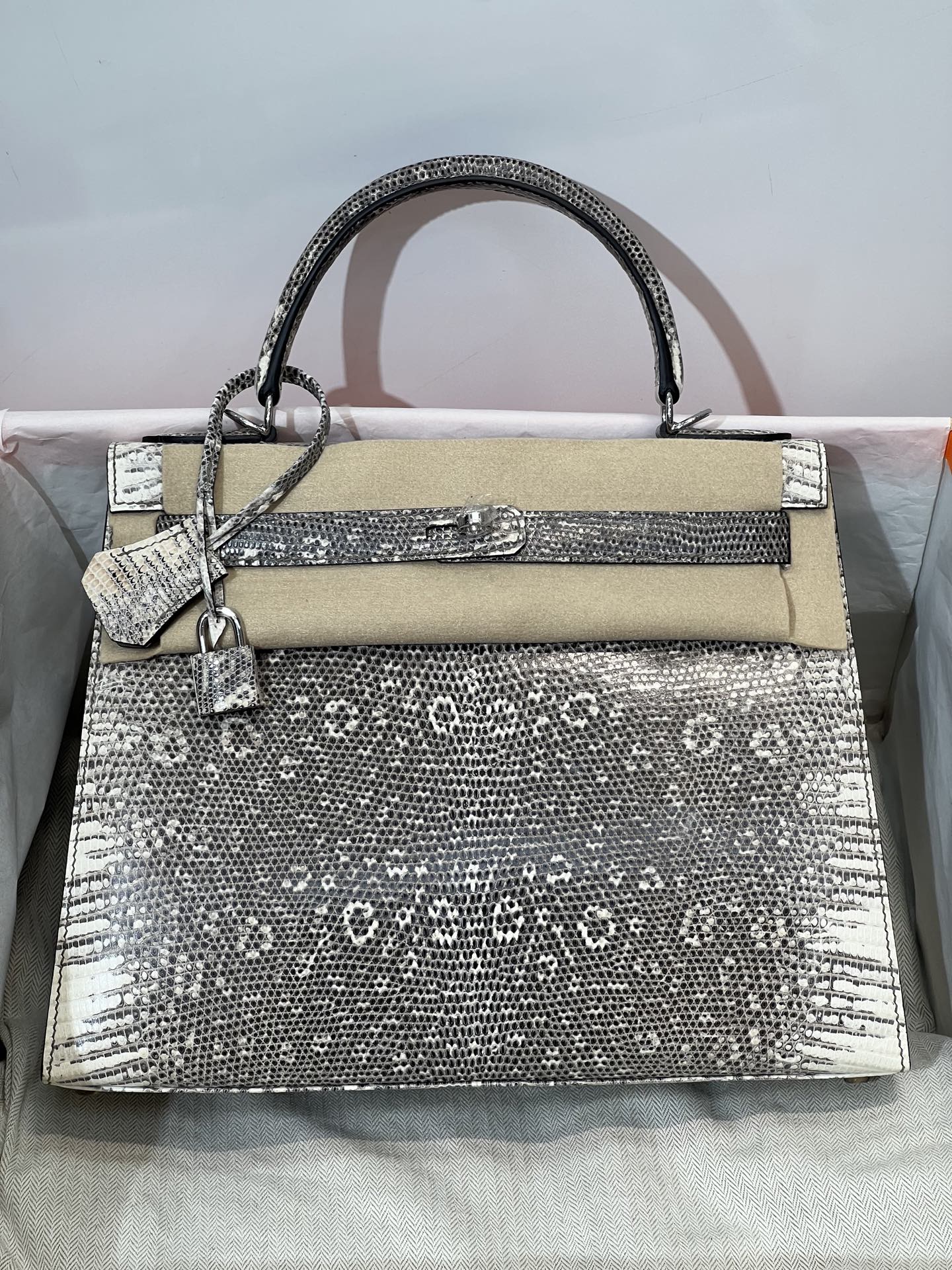 NO:812064,Kelly 28CM. Silver buckle, original color, Hc imported lizard, real shot, newly released, version Z, top hand sewing craftsmanship, Hermes, hermes, Hermes,19860909凯丽Kelly 28CM. 银扣 原花色 Hc进口蜥蜴实拍现货 新出 对版Z 顶级手缝工艺,爱马仕,hermes,Hermes,,Bag