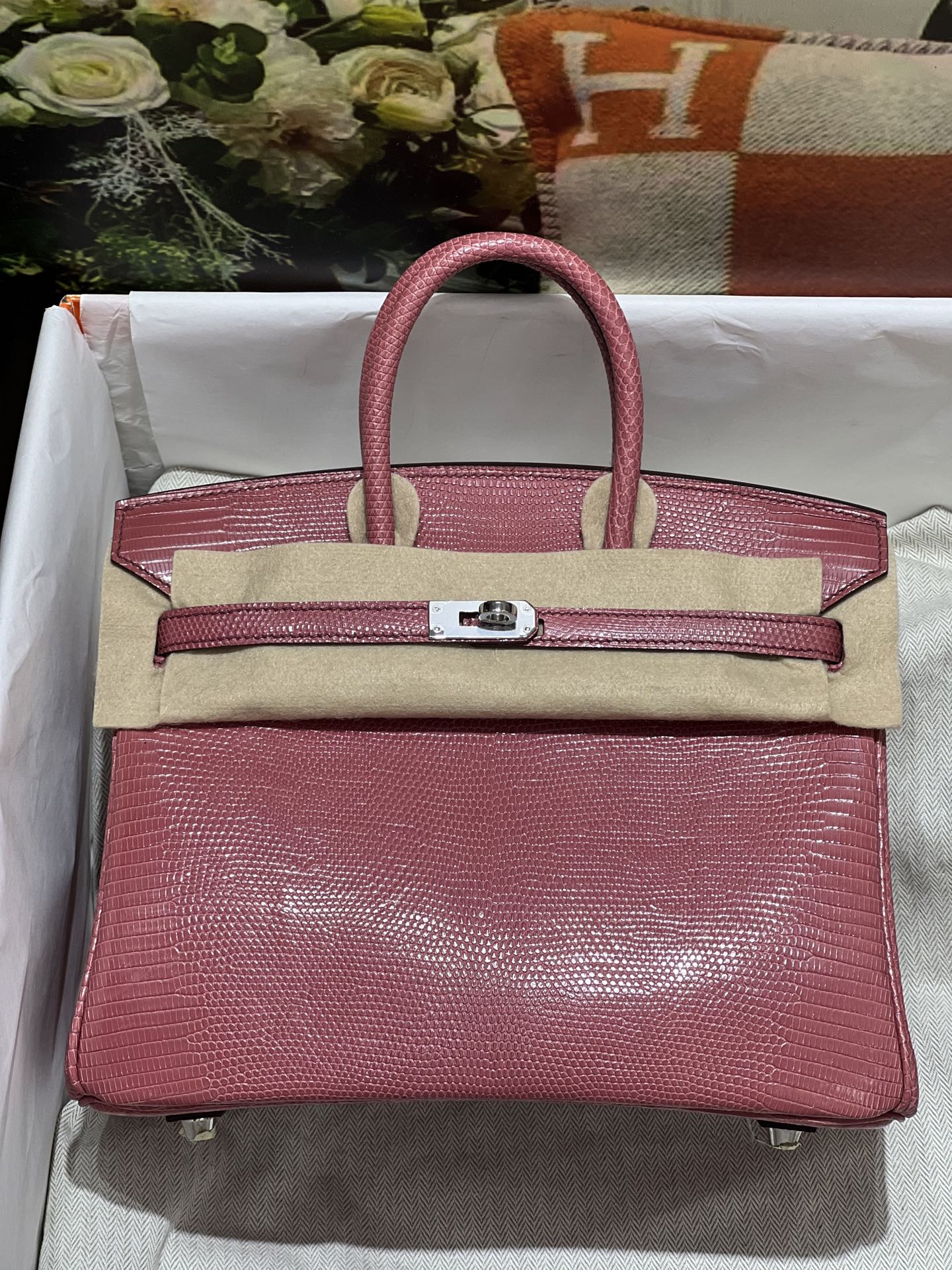 NO:812102,Platinum 25CM. Full set of hand-made nails. hc imported lizard skin. Real shot silver buckle. 5 pieces of leather. Make a bag. The texture and leather surface are super beautiful. Top-notch hand-stitching craftsmanship, Hermes, Hermes, Hermes.19860909铂金25CM.全套手工钉 hc进口蜥蜴皮 实拍银扣 5张皮 做一个包 纹理和皮面都超级漂亮 顶级手缝工艺,爱马仕,hermes,Hermes,,Bag