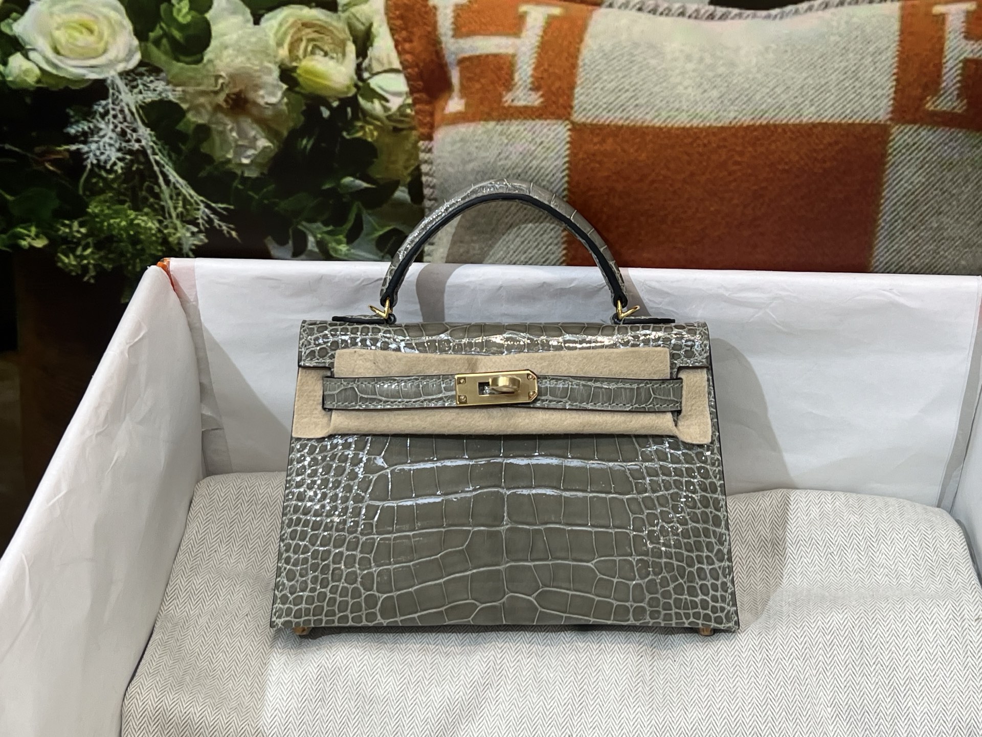 NO:851140,Kelly 2nd generation 19CM. Turtle dove gray gold buckle, Hc imported high-gloss American crocodile production, pattern cutting, Italian imported sheepskin lining, top hand sewing, full set of hand-made nails, real stock texture, Hermes, hermes, sheepskin, Hermes,19860909凯莉二代19CM. 斑鸠灰 金扣 Hc进口高光美洲鳄制作,对版开料,意大利进口羊皮内里,顶级手缝 全套手工钉 实拍现货纹理,爱马仕,hermes,sheepskin,Hermes,,Bag