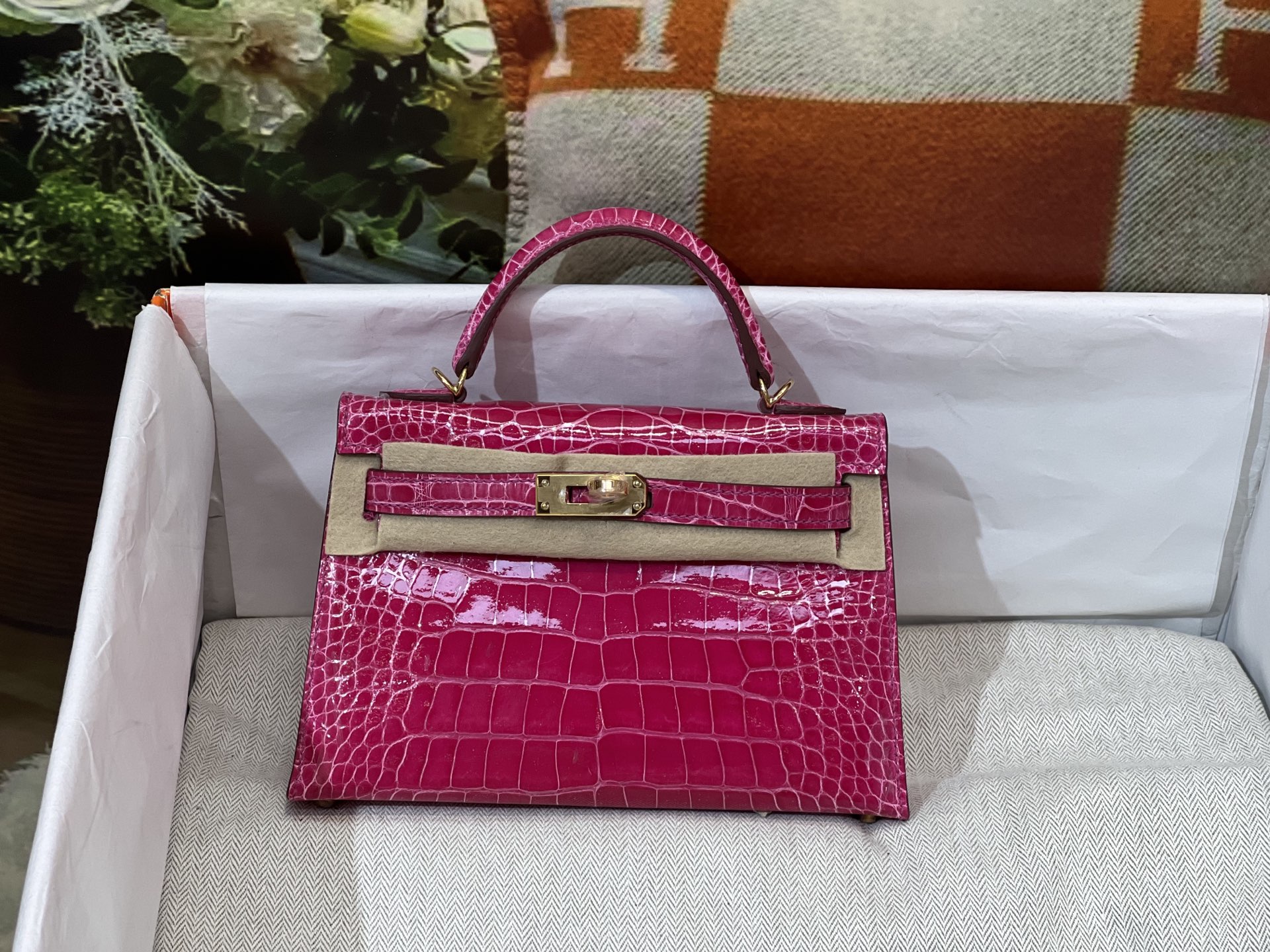 NO:851182,Kelly 2nd Generation 19CM. Gold buckle, made of imported high-gloss American crocodile, cut to pattern, imported sheepskin lining from Italy, top hand sewing, full set of hand-made nails, real-shot texture, Hermes, hermes, sheepskin, Hermes,19860909凯莉二代19CM. 金扣 进口高光美洲鳄制作,对版开料,意大利进口羊皮内里,顶级手缝 全套手工钉 实拍现货纹理,爱马仕,hermes,sheepskin,Hermes,,Bag