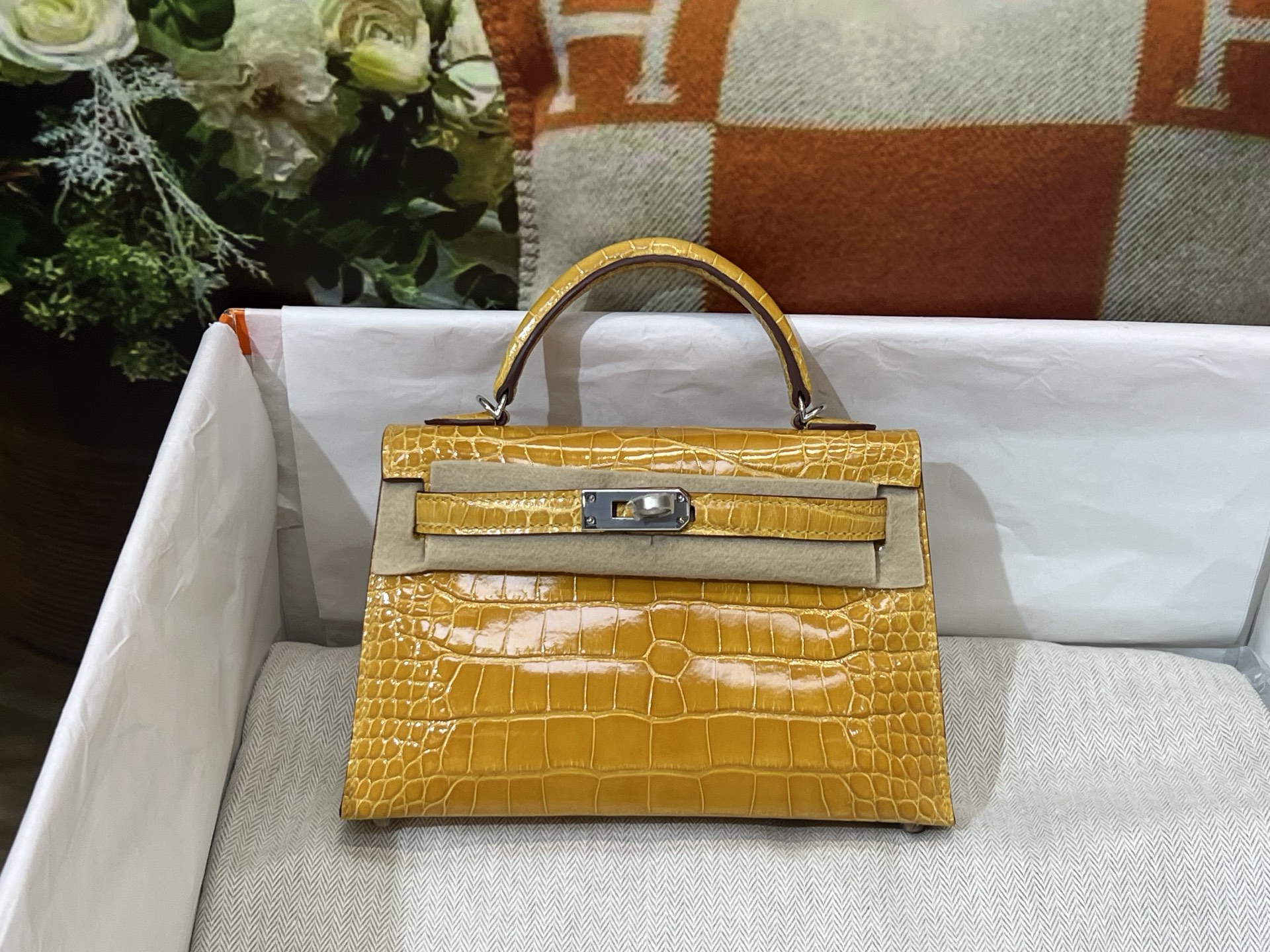 NO:851150,Kelly 2nd Generation 19CM. Made of imported high-gloss American crocodile, pattern cutting, Italian imported sheepskin lining, top-grade hand-stitching, full set of hand-made nails, real-life textures, Hermes, hermes, sheepskin, Hermes,19860909凯莉二代19CM. 进口高光美洲鳄制作,对版开料,意大利进口羊皮内里,顶级手缝 全套手工钉 实拍现货纹理,爱马仕,hermes,sheepskin,Hermes,,Bag