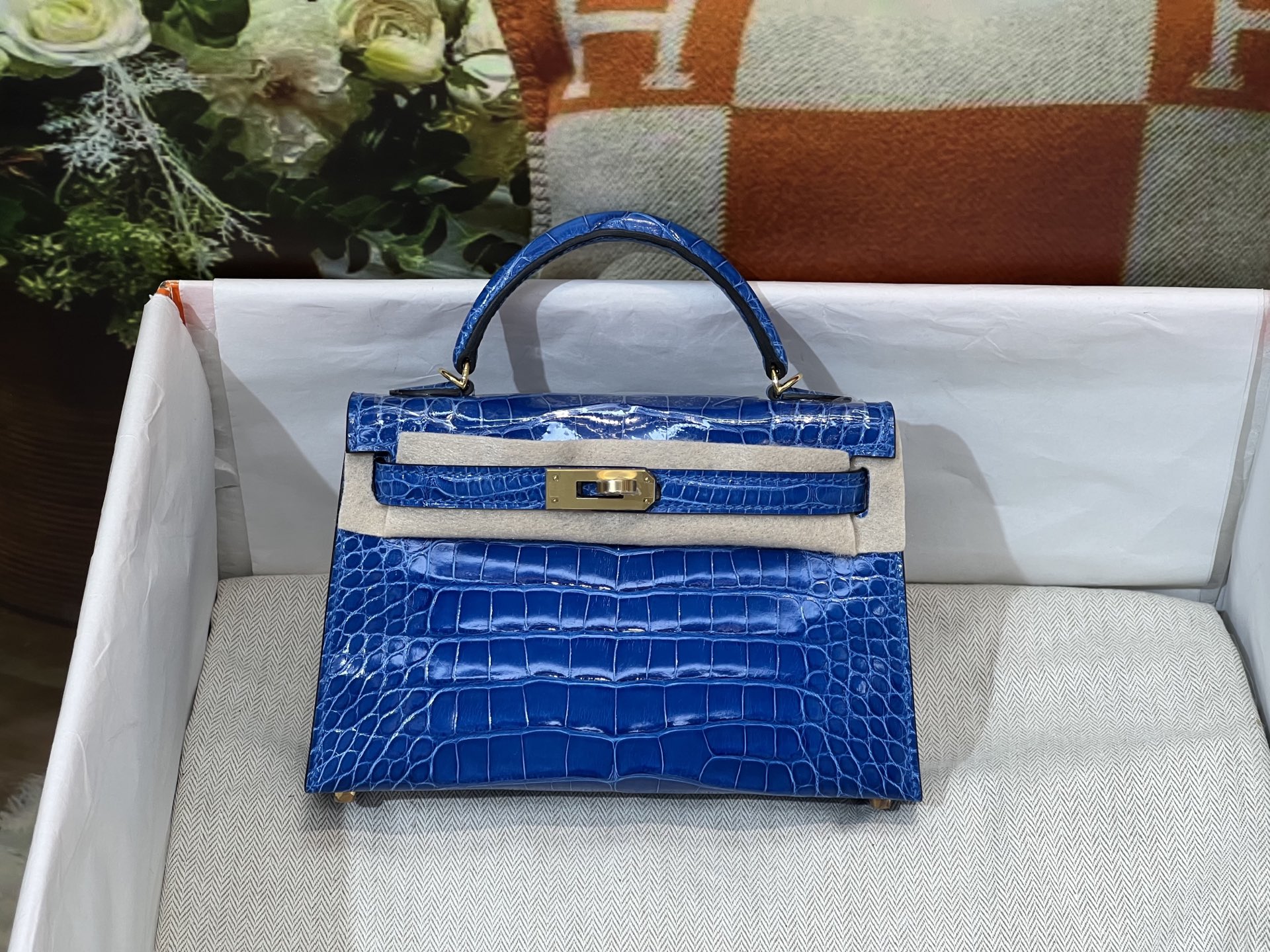 NO:851172,Kelly 2nd Generation 19CM. Made of imported high-gloss American crocodile, pattern cutting, Italian imported sheepskin lining, top-grade hand-stitching, full set of hand-made nails, real-life textures, Hermes, hermes, sheepskin, Hermes,19860909凯莉二代19CM. 进口高光美洲鳄制作,对版开料,意大利进口羊皮内里,顶级手缝 全套手工钉 实拍现货纹理,爱马仕,hermes,sheepskin,Hermes,,Bag