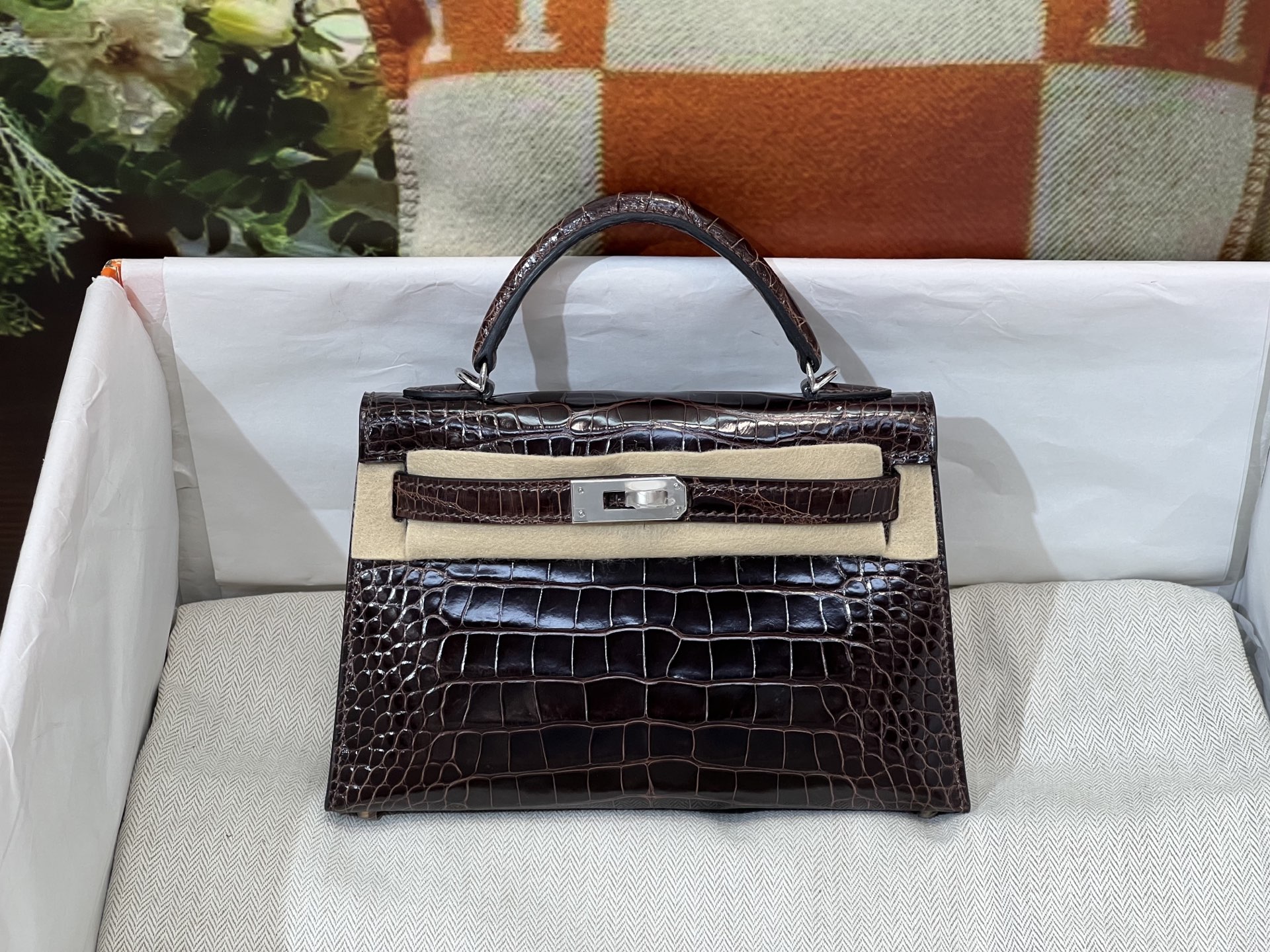 NO:851222,Kelly second generation 19CM. Ebony silver buckle, made of imported high-gloss American crocodile, pattern cutting, sheepskin lining imported from Italy, top hand sewing, full set of hand-made nails, real stock texture, Hermes, hermes, sheepskin, Hermes,19860909凯莉二代19CM. 乌木色银扣 进口高光美洲鳄制作,对版开料,意大利进口羊皮内里,顶级手缝 全套手工钉 实拍现货纹理,爱马仕,hermes,sheepskin,Hermes,,Bag