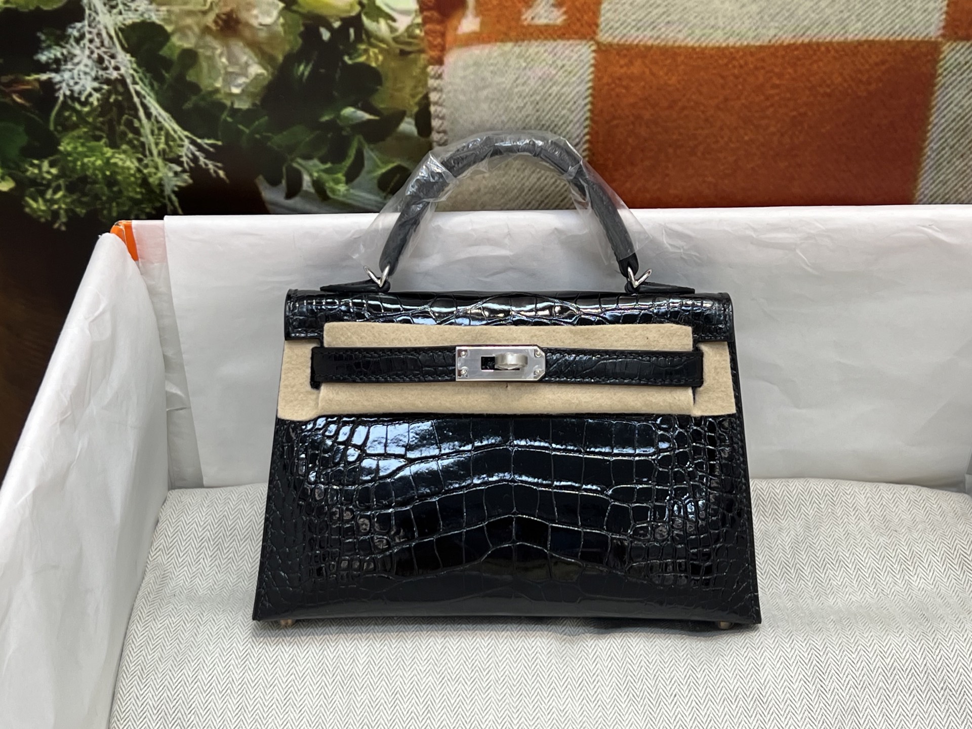 NO:851192,Kaili second generation 19CM. Black silver buckle, made of imported high-gloss American crocodile, pattern cutting, sheepskin lining imported from Italy, top-notch hand-stitching, full set of hand-made nails, real-shot texture, sheepskin, Hermes,19860909凯丽二代19CM. 黑色银扣 进口高光美洲鳄制作,对版开料,意大利进口羊皮内里,顶级手缝 全套手工钉 实拍现货纹理,,sheepskin,Hermes,,Bag