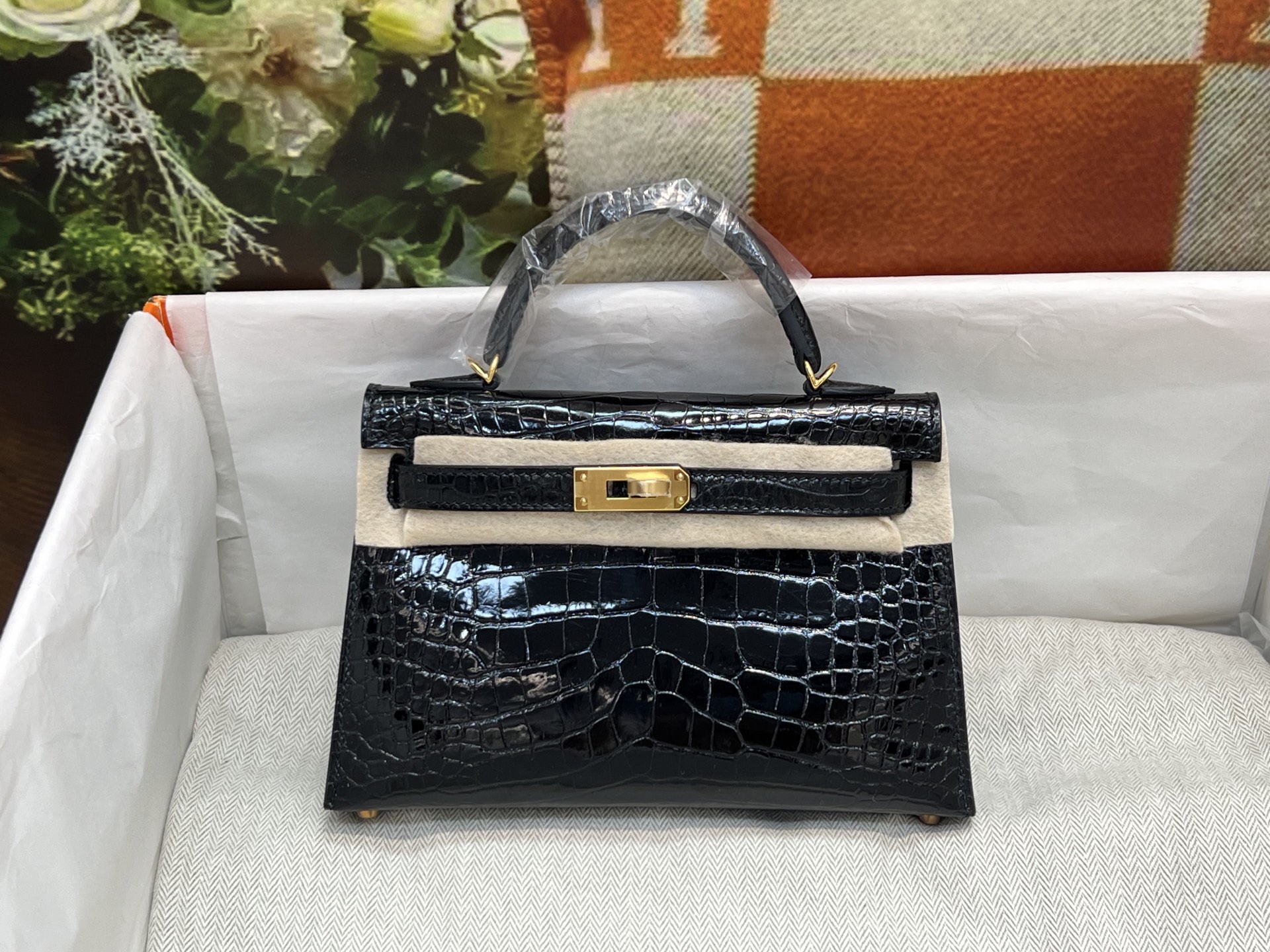 NO:851202,Kaili second generation 19CM. Black gold buckle, made of imported high-gloss American crocodile, pattern cutting, sheepskin lining imported from Italy, top hand sewing, full set of hand-made nails, real-shot spot texture, Hermes, hermes, sheepskin, Hermes,19860909凯丽二代19CM. 黑色金扣 进口高光美洲鳄制作,对版开料,意大利进口羊皮内里,顶级手缝 全套手工钉 实拍现货纹理,爱马仕,hermes,sheepskin,Hermes,,Bag