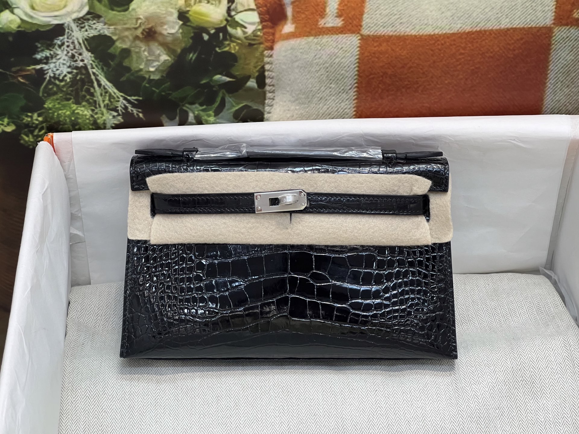 NO:851255,Black silver buckle Kelly Generation 22CM. Made from imported American crocodile, cut to pattern, imported sheepskin lining from Italy, top hand stitching, full set of hand-made nails, real stock texture, Hermes, hermes, sheepskin, Hermes,19860909黑色银扣 凯莉一代22CM.进口美洲鳄制作,对版开料,意大利进口羊皮内里,顶级手缝 全套手工钉 实拍现货纹理,爱马仕,hermes,sheepskin,Hermes,,Bag