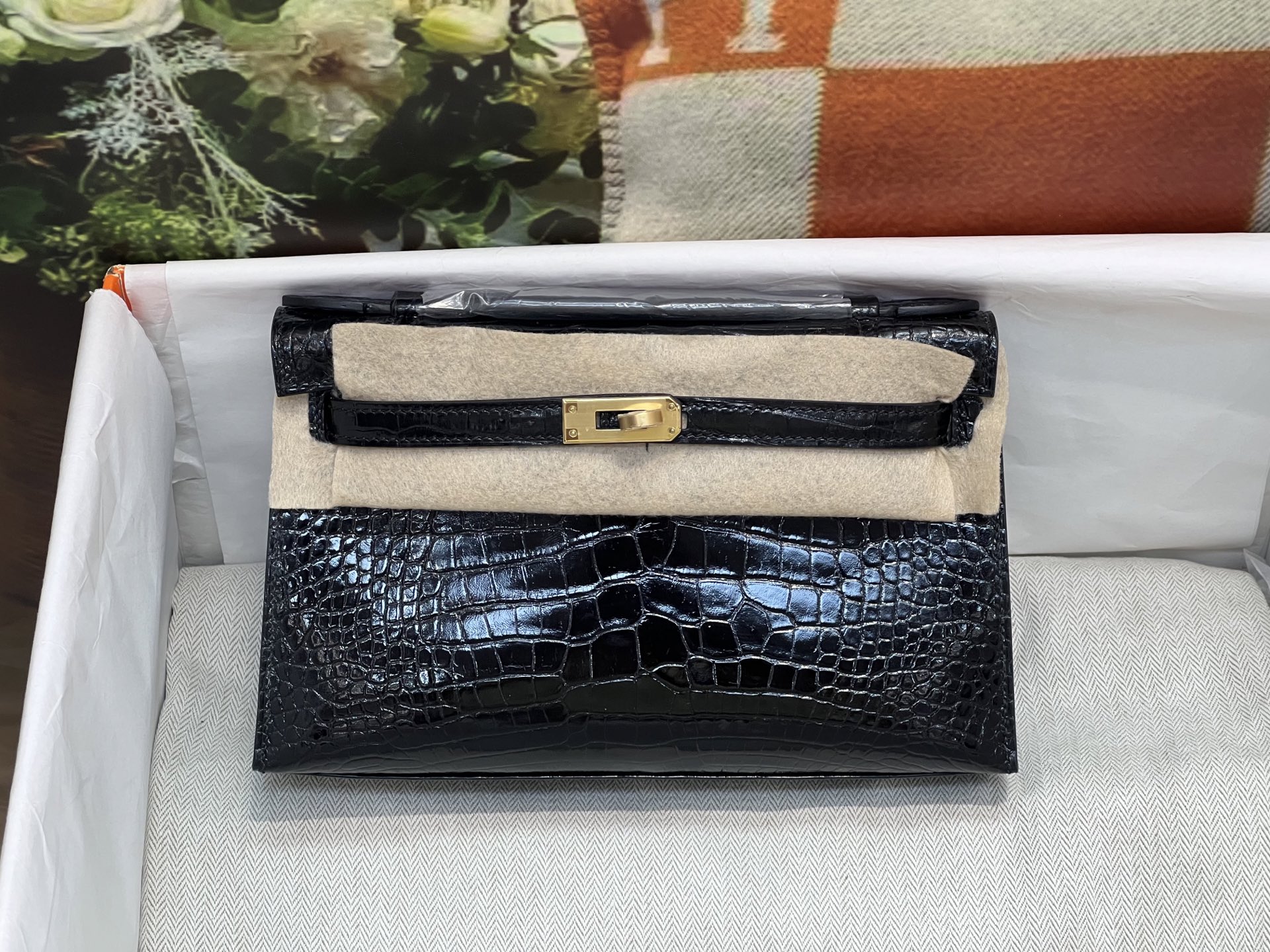 NO:851244,Black gold buckle Kelly Generation 22CM. Made of imported American crocodile, cut to pattern, imported Italian sheepskin lining, top hand sewing, full set of hand-made nails, real-life texture, Hermes, hermes, sheepskin, Hermes,19860909黑色金扣 凯莉一代22CM.进口美洲鳄制作,对版开料,意大利进口羊皮内里,顶级手缝 全套手工钉 实拍现货纹理,爱马仕,hermes,sheepskin,Hermes,,Bag