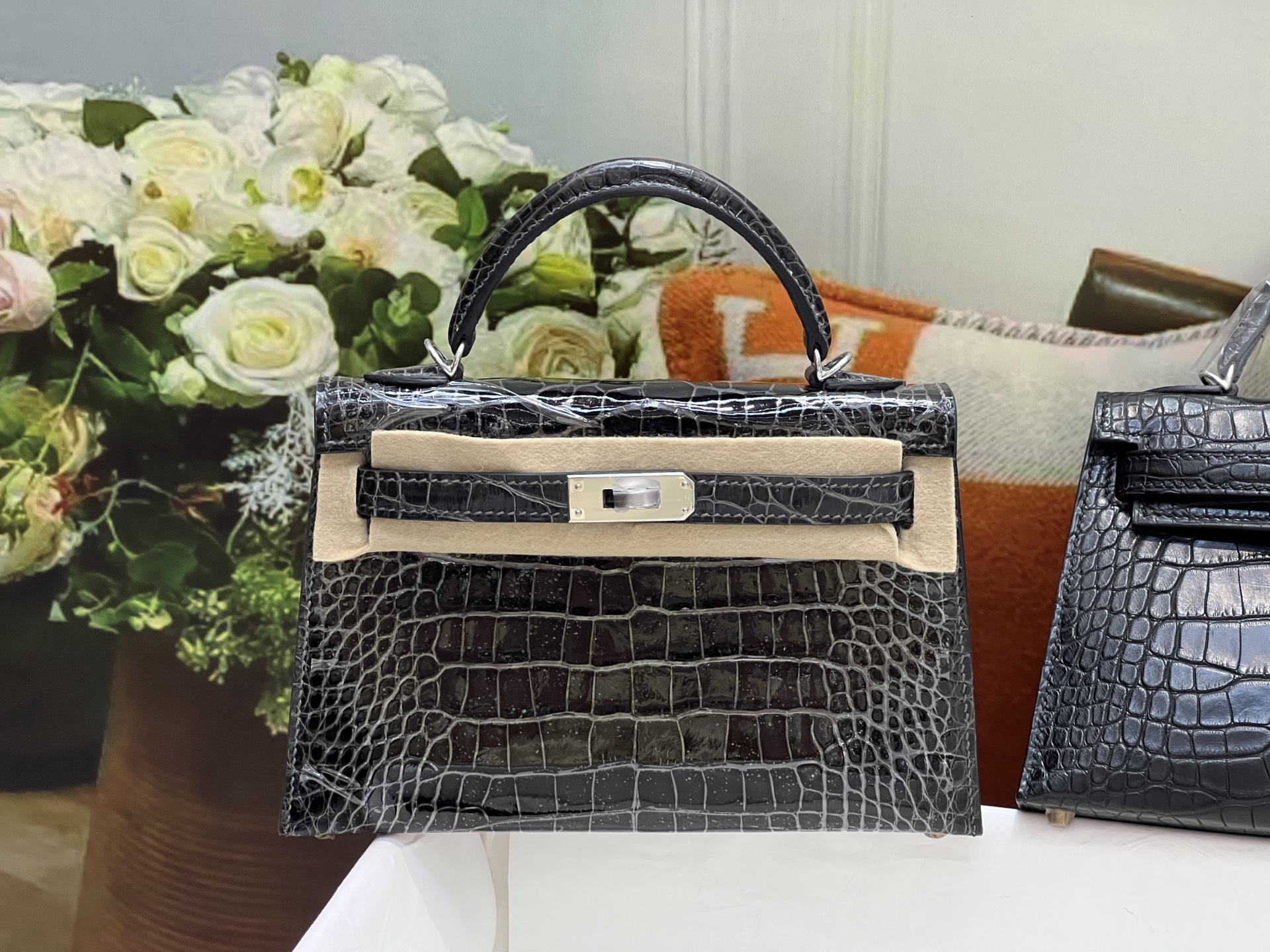 NO:851142,Kaili second generation 19CM. Graphite gray silver buckle, made of imported high-gloss American crocodile, plate cutting, sheepskin lining imported from Italy, top hand sewing, full set of hand-made nails, real-shot spot texture, Hermes, hermes, sheepskin, Hermes,19860909凯丽二代19CM. 石墨灰 银扣 进口高光美洲鳄制作,对版开料,意大利进口羊皮内里,顶级手缝 全套手工钉 实拍现货纹理,爱马仕,hermes,sheepskin,Hermes,,Bag