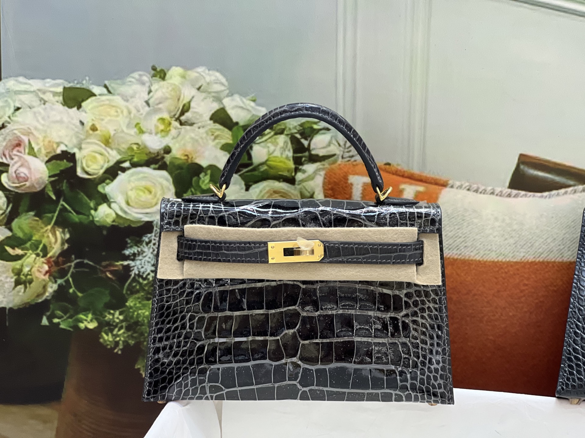 NO:851232,Kaili second generation 19CM. Graphite gray gold buckle, made of imported high-gloss American crocodile, plate-cut material, imported sheepskin lining from Italy, top-grade hand-stitching, full set of hand-made nails, real-shot spot texture, Hermes, hermes, sheepskin, Hermes,19860909凯丽二代19CM. 石墨灰 金扣 进口高光美洲鳄制作,对版开料,意大利进口羊皮内里,顶级手缝 全套手工钉 实拍现货纹理,爱马仕,hermes,sheepskin,Hermes,,Bag