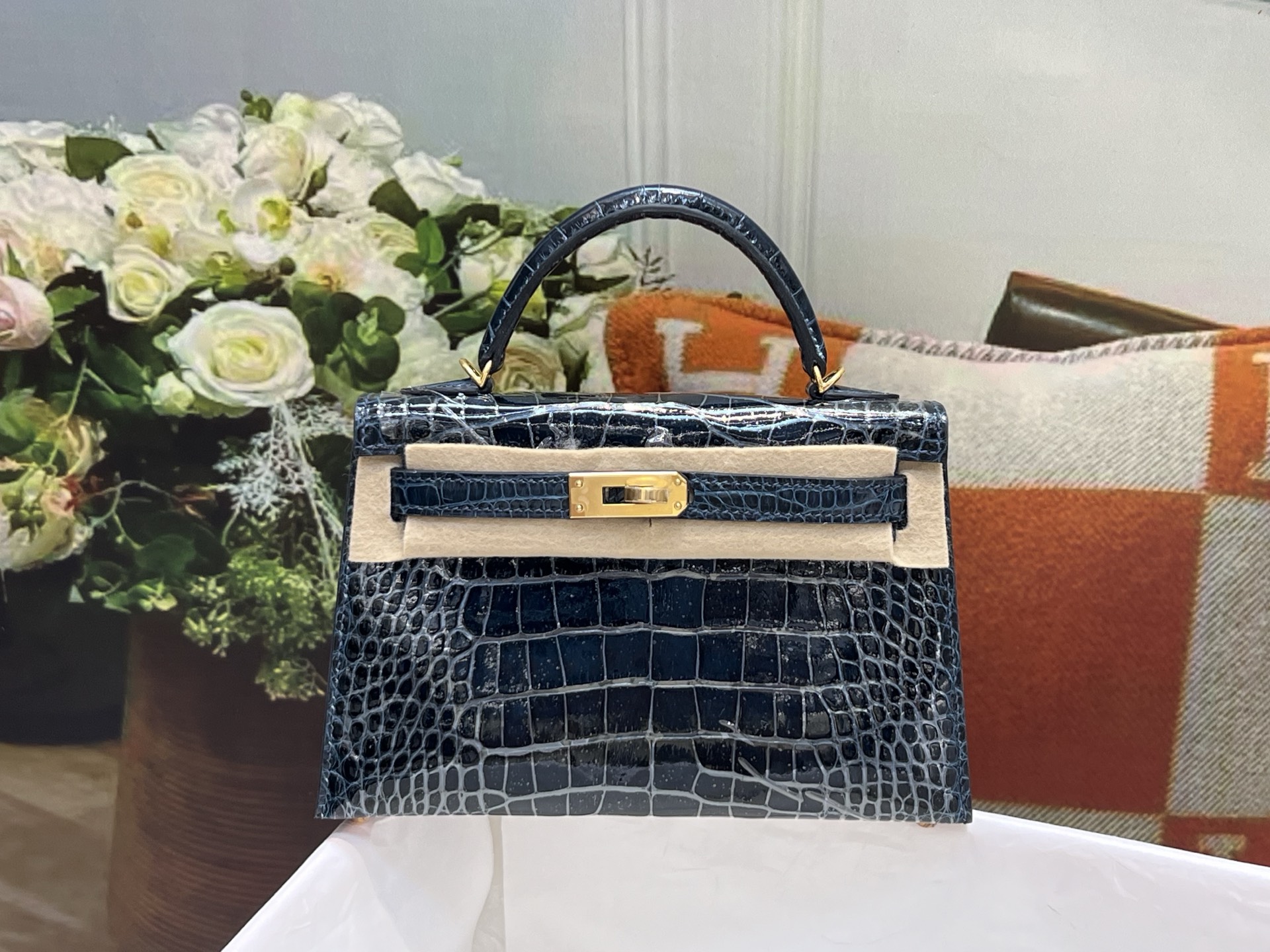 NO:851161,Kaili second generation 19CM. Rousseau green gold buckle, made of imported high-gloss American crocodile, pattern cutting, sheepskin lining imported from Italy, top hand sewing, full set of hand-made nails, real-shot spot texture, Hermes, hermes, sheepskin, Hermes,19860909凯丽二代19CM. 卢梭绿金扣 进口高光美洲鳄制作,对版开料,意大利进口羊皮内里,顶级手缝 全套手工钉 实拍现货纹理,爱马仕,hermes,sheepskin,Hermes,,Bag