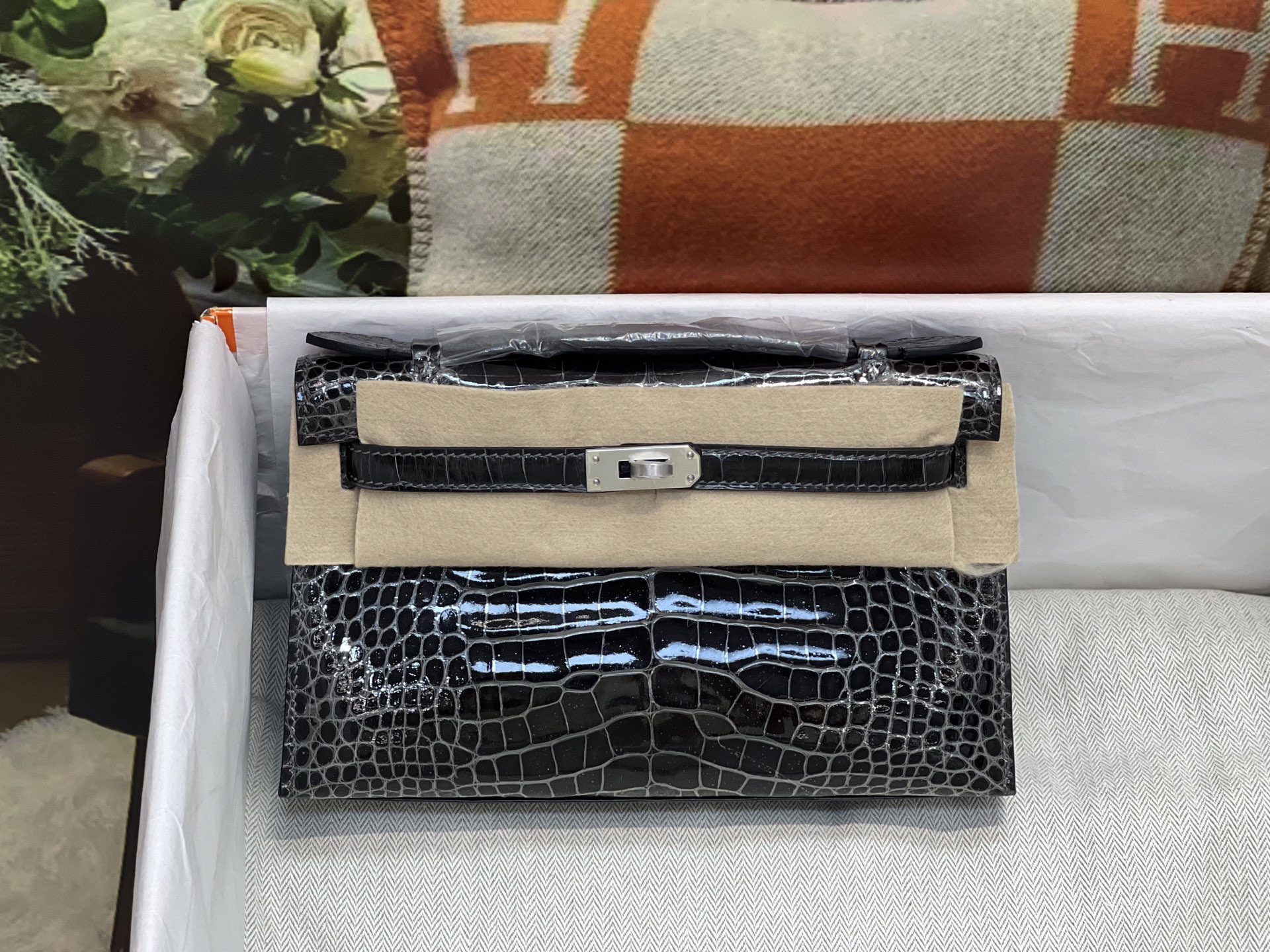 NO:851290,Graphite gray silver buckle Kelly Generation 22CM. Made of imported American crocodiles, cut out materials, imported sheepskin lining from Italy, top hand sewing, full set of hand-made nails, real-shot spot texture, Hermes, hermes, sheepskin, Hermes,19860909石墨灰 银扣 凯莉一代22CM.进口美洲鳄制作,对版开料,意大利进口羊皮内里,顶级手缝 全套手工钉 实拍现货纹理,爱马仕,hermes,sheepskin,Hermes,,Bag