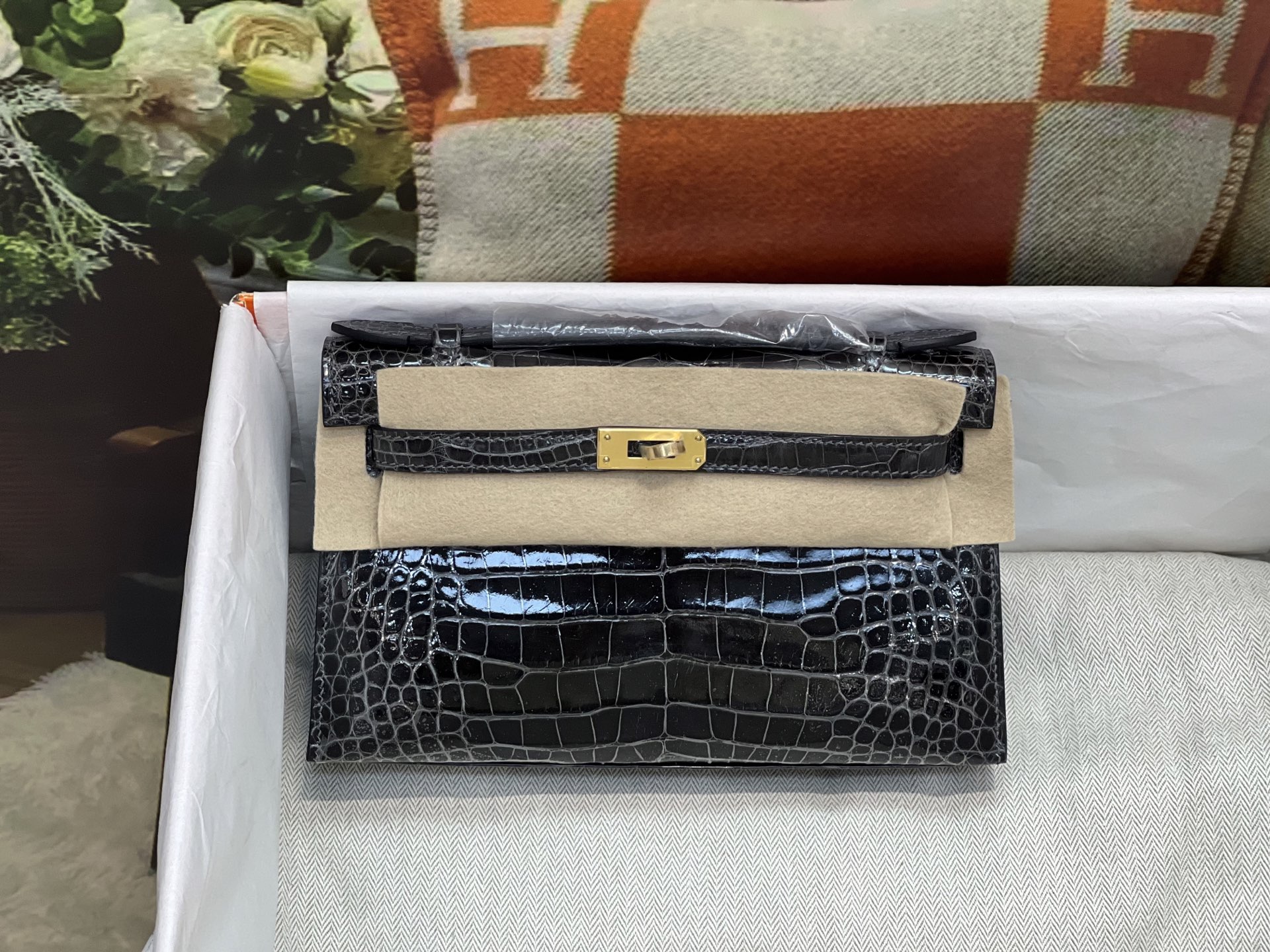NO:851301,Graphite gray gold buckle Kelly Generation 22CM. Made of imported American crocodiles, cut out materials, imported sheepskin lining from Italy, top hand sewing, full set of hand-made nails, real-life textures, Hermes, hermes, sheepskin, Hermes,19860909石墨灰 金扣 凯莉一代22CM.进口美洲鳄制作,对版开料,意大利进口羊皮内里,顶级手缝 全套手工钉 实拍现货纹理,爱马仕,hermes,sheepskin,Hermes,,Bag
