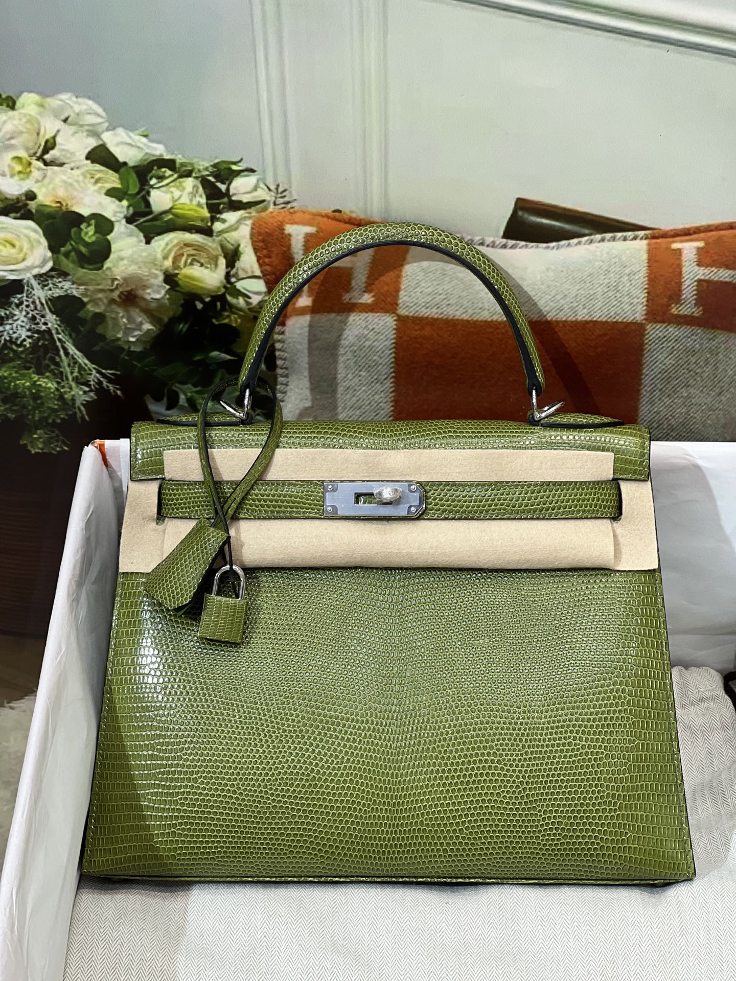 NO:812117,Kelly 28CM. Silver buckle, lizard skin, real silver buckle, 5 pieces of skin, make a bag, the texture and leather surface are super beautiful, top hand sewing craftsmanship, Hermes, Hermes, Hermes,19860909凯丽28CM.银扣  蜥蜴皮 实拍银扣 5张皮 做一个包 纹理和皮面都超级漂亮 顶级手缝工艺,爱马仕,hermes,Hermes,,Bag
