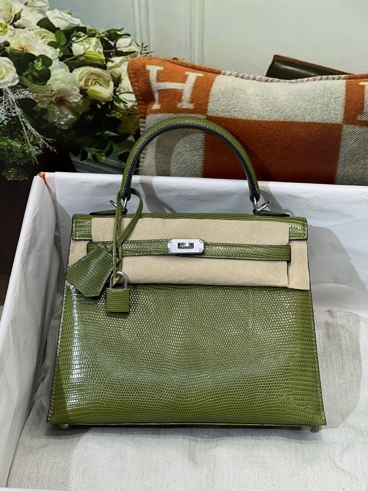 NO:812124,Kelly 25CM. Silver buckle, lizard skin, real silver buckle, 5 pieces of skin, make a bag, the texture and leather surface are super beautiful, top hand sewing craftsmanship, Hermes, Hermes, Hermes,19860909凯丽25CM.银扣 蜥蜴皮 实拍银扣 5张皮 做一个包 纹理和皮面都超级漂亮 顶级手缝工艺,爱马仕,hermes,Hermes,,Bag