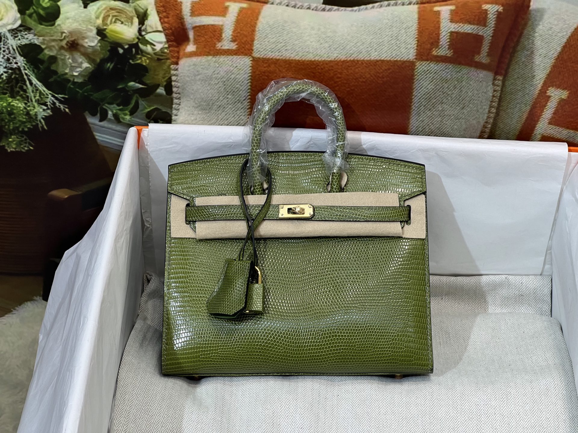 NO:812143,Platinum 20CM. Full set of hand-made nails, hc imported lizard skin, real-shot gold buckle, 5 pieces of skin to make a bag, the texture and leather surface are super beautiful, top-notch hand-stitching craftsmanship, Hermes, Hermes, Hermes,19860909铂金20CM. 全套手工钉 hc进口蜥蜴皮 实拍金扣 5张皮 做一个包 纹理和皮面都超级漂亮 顶级手缝工艺,爱马仕,hermes,Hermes,,Bag